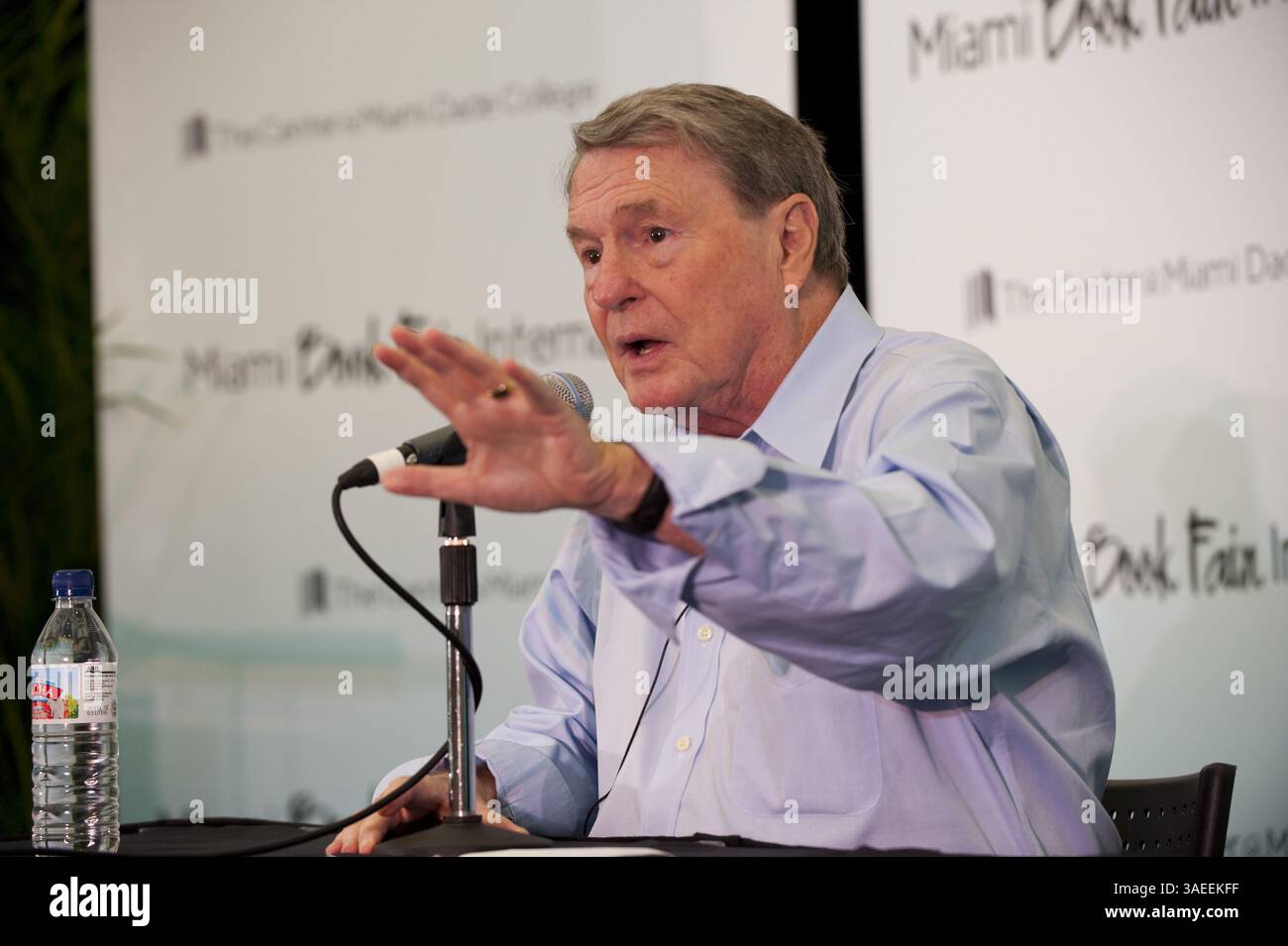 20 novembre 2011 - Miami, Florida, U. S - JIM LEHRER dell'uomo ampiamente salutato come â œthe decano dei moderatori che parla del suo bookâ€ Tension City: Inside the Presidential Debates, da Kennedy-Nixon a Obama-McCain. Miami Book Fair International nel suo 28° anno con più di 350 autori e include una fiera di strada con più di 250 editori e librai che espongono e vendono libri. (Immagine di credito: © Michele Eve Sandberg/ZUMAPRESS.com) Foto Stock