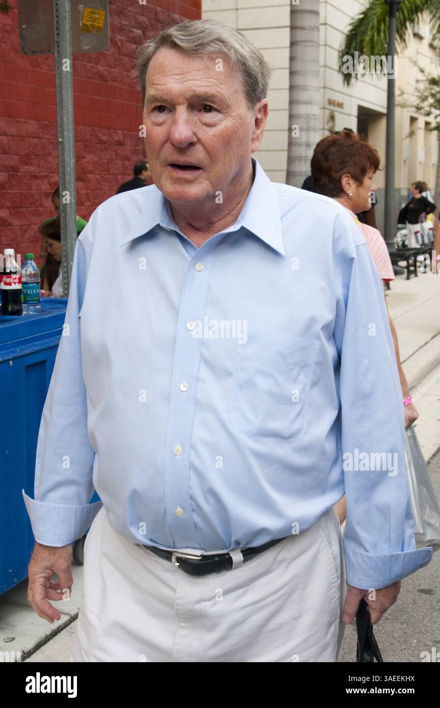 20 novembre 2011 - Miami, Florida, U. S - JIM LEHRER - PBS News Hour e autore del suo nuovo libro Tension City: Inside the Presidential Debates, da Kennedy-Nixon a Obama-McCain. Entrando nella Miami Book Fair International nel suo 28° anno con più di 350 autori e include una fiera di strada con più di 250 editori e librai che espongono e vendono libri. (Immagine di credito: © Michele Eve Sandberg/ZUMAPRESS.com) Foto Stock
