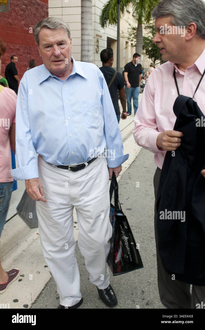 20 novembre 2011 - Miami, Florida, U. S - JIM LEHRER - PBS News Hour e autore del suo nuovo libro Tension City: Inside the Presidential Debates, da Kennedy-Nixon a Obama-McCain. Entrando nella Miami Book Fair International nel suo 28° anno con più di 350 autori e include una fiera di strada con più di 250 editori e librai che espongono e vendono libri. (Immagine di credito: © Michele Eve Sandberg/ZUMAPRESS.com) Foto Stock