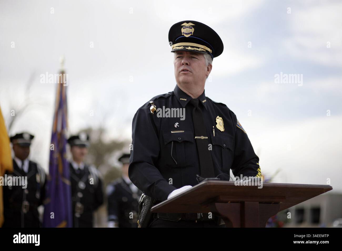 20 novembre 2011 - Albuquerque, NEW MEXICO, Stati Uniti - asec. Il capo dell'APD Ray Schultz (CQ) parla in un servizio di commemorazione presso lo storico Fairview Cemetery per il vice maresciallo E.D. Henry, che è stato il primo ufficiale delle forze dell'ordine di Albuquerque ad essere ucciso durante il servizio, fotografato lunedì 21 novembre 2011. Henry è morto il 20 novembre 1886. (Immagine di credito: © Pat Vasquez-Cunningham/Albuquerque Journal/ZUMAPRESS.com) Foto Stock