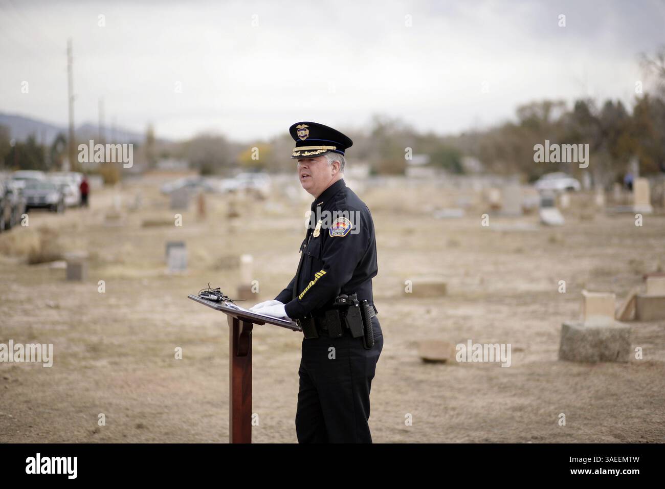 20 novembre 2011 - Albuquerque, NEW MEXICO, Stati Uniti - asec. Il capo dell'APD Ray Schultz (CQ) parla in un servizio di commemorazione presso lo storico Fairview Cemetery per il vice maresciallo E.D. Henry, che è stato il primo ufficiale delle forze dell'ordine di Albuquerque ad essere ucciso durante il servizio, fotografato lunedì 21 novembre 2011. Henry è morto il 20 novembre 1886. (Immagine di credito: © Pat Vasquez-Cunningham/Albuquerque Journal/ZUMAPRESS.com) Foto Stock