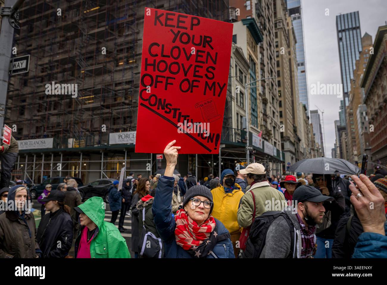 NEW YORK, NEW YORK - 5 APRILE: Una persona ha un segno che dice: "Tenete i vostri zoccoli fuori dalla mia costituzione”, mentre decine di migliaia di manifestanti partecipano alle mani! rally, una giornata nazionale d'azione contro gli attacchi di Donald Trump contro programmi sanitari federali e lavoratori governativi, sabato 5 aprile 2025 a New York City. L'azione di massa,? Organizzato da indivisible, MoveOn e molti altri gruppi, ha pianificato più di 1.000 eventi in tutto il paese, con una protesta di punta a Washington, DC (foto di Michael Nigro/Sipa USA) Foto Stock