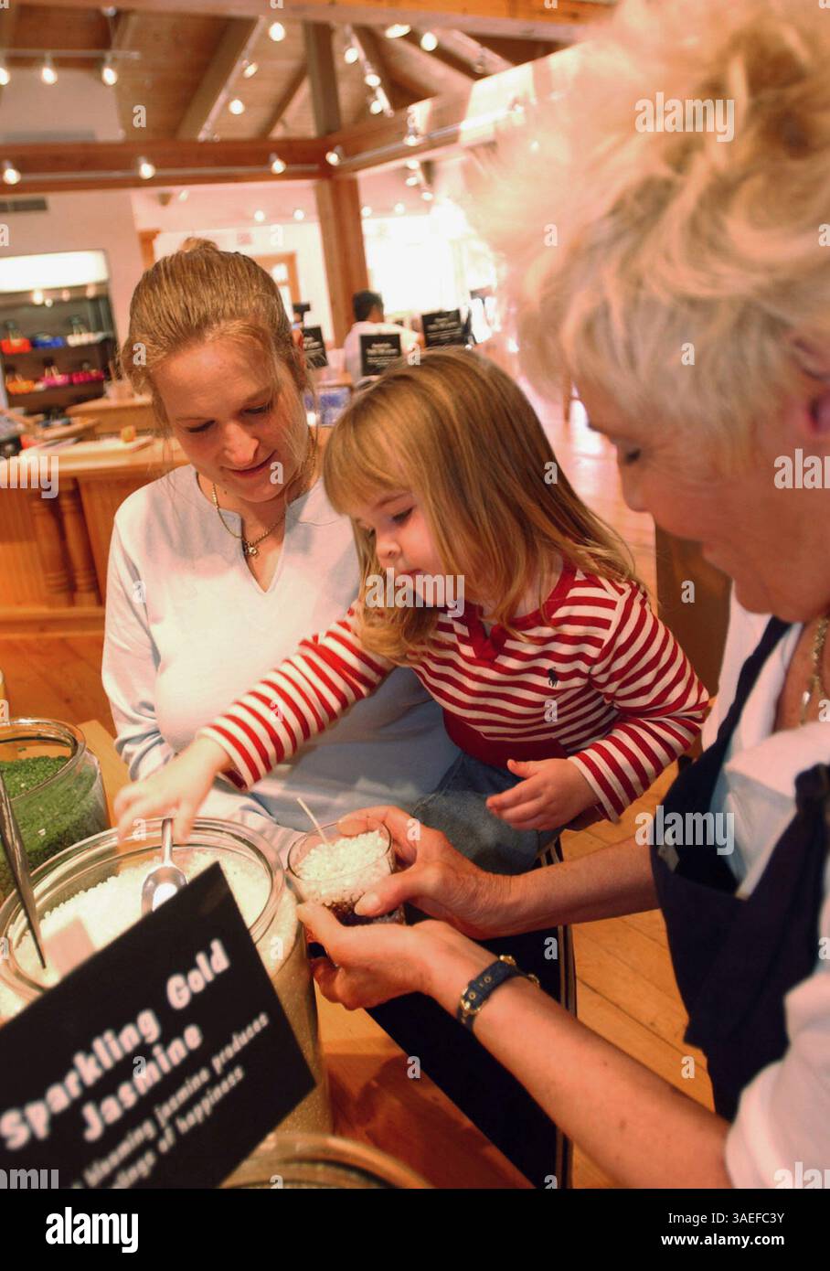 01 giugno 2002; Anaheim, CA, Stati Uniti; vivi il divertimento al Downtown Disney, fai shopping, balla, ascolta musica dal vivo, guarda un film o semplicemente rilassati. Con così tanto da vedere e da fare per te e la tua famiglia, questa oasi urbana è il luogo ideale per il divertimento di lusso. Ascolta musica dal vivo, balla, gioca a giochi interattivi o guarda i film più recenti. Qualunque cosa tu scelga, Downtown Disney sarà sicuramente un divertimento di lusso. . (Immagine di credito: Peter Stachiw/ZUMAPRESS.com) Foto Stock