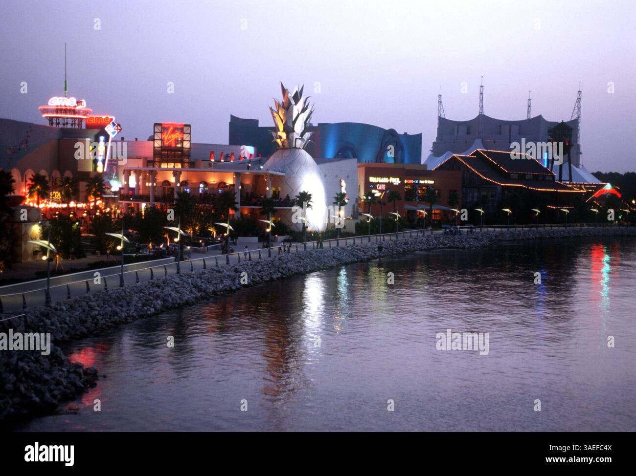 01 giugno 2002; Anaheim, CA, Stati Uniti; vivi il divertimento al Downtown Disney, fai shopping, balla, ascolta musica dal vivo, guarda un film o semplicemente rilassati. Con così tanto da vedere e da fare per te e la tua famiglia, questa oasi urbana è il luogo ideale per il divertimento di lusso. Ascolta musica dal vivo, balla, gioca a giochi interattivi o guarda i film più recenti. Qualunque cosa tu scelga, Downtown Disney sarà sicuramente un divertimento di lusso. . (Immagine di credito: Peter Stachiw/ZUMAPRESS.com) Foto Stock