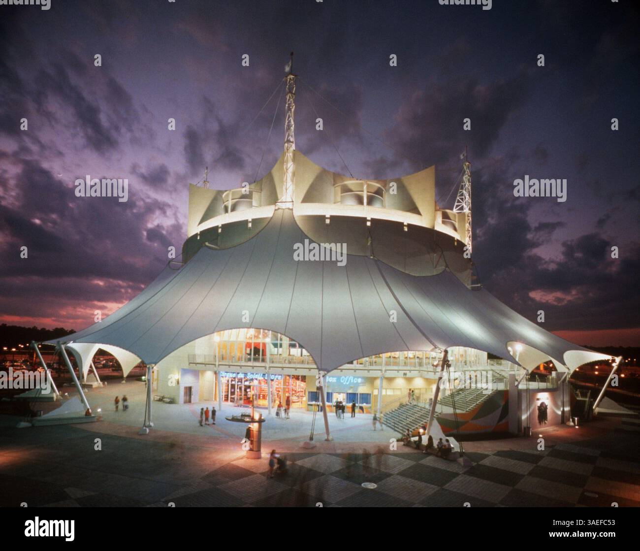 01 giugno 2002; Anaheim, CA, Stati Uniti; vivi il divertimento al Downtown Disney, fai shopping, balla, ascolta musica dal vivo, guarda un film o semplicemente rilassati. Con così tanto da vedere e da fare per te e la tua famiglia, questa oasi urbana è il luogo ideale per il divertimento di lusso. Ascolta musica dal vivo, balla, gioca a giochi interattivi o guarda i film più recenti. Qualunque cosa tu scelga, Downtown Disney sarà sicuramente un divertimento di lusso. . (Immagine di credito: Peter Stachiw/ZUMAPRESS.com) Foto Stock