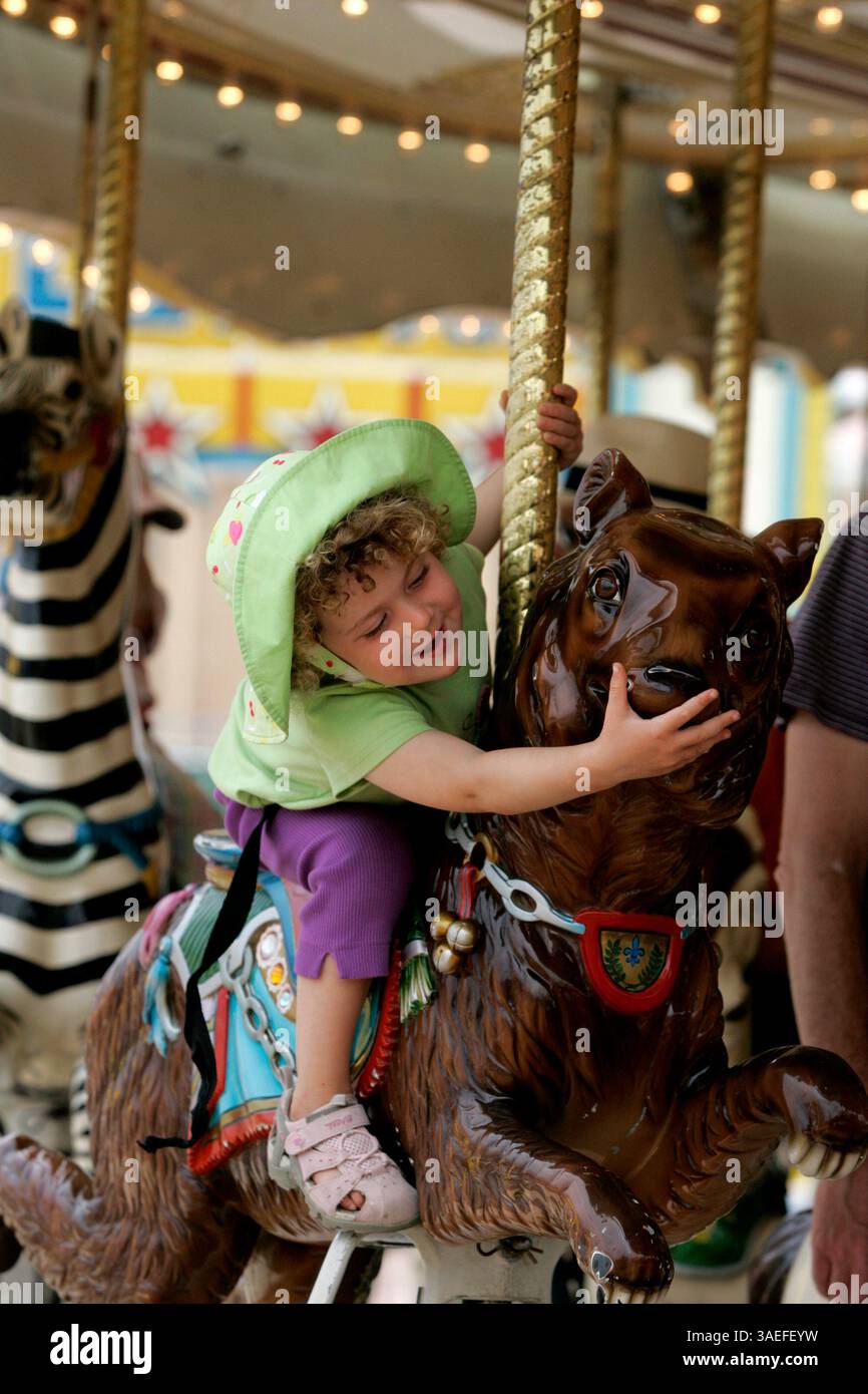 14 giugno 2008, del Mar, California_ANNA OPALSAY di San Diego accarezza il suo animale prima di cavalcare la giostra a ''Kiddie Land'' il primo giorno della fiera della contea di San Diego presso la fiera del Mar di sabato._ (immagine di credito: San Diego Union-Tribune/ZUMAPRESS.com) Foto Stock