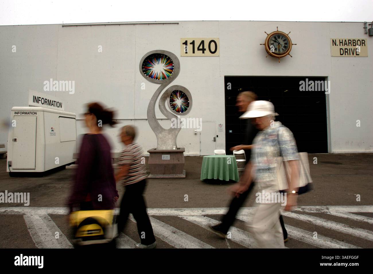 2 agosto 2008 San Diego, CA i visitatori del B Street Cruise Ship Terminal nel centro di San Diego passano accanto a un ''albero urbano'' chiamato, ''Lean on me'' dell'artista ROBERT VERHEES, mostrando la vicinanza e il comfort condiviso di due partner, con il colorato vetro soffiato che rappresenta ''finestre nelle loro anime'' secondo la brochure ''alberi'. La scultura "albero" fa parte della quinta puntata consecutiva di arte pubblica del Porto di San Diego, chiamata "Urban Trees 5". La mostra di un anno, dedicata il sabato mattina, si estende dal terminal a Hawthorn Street, lungo Harbor Dri Foto Stock