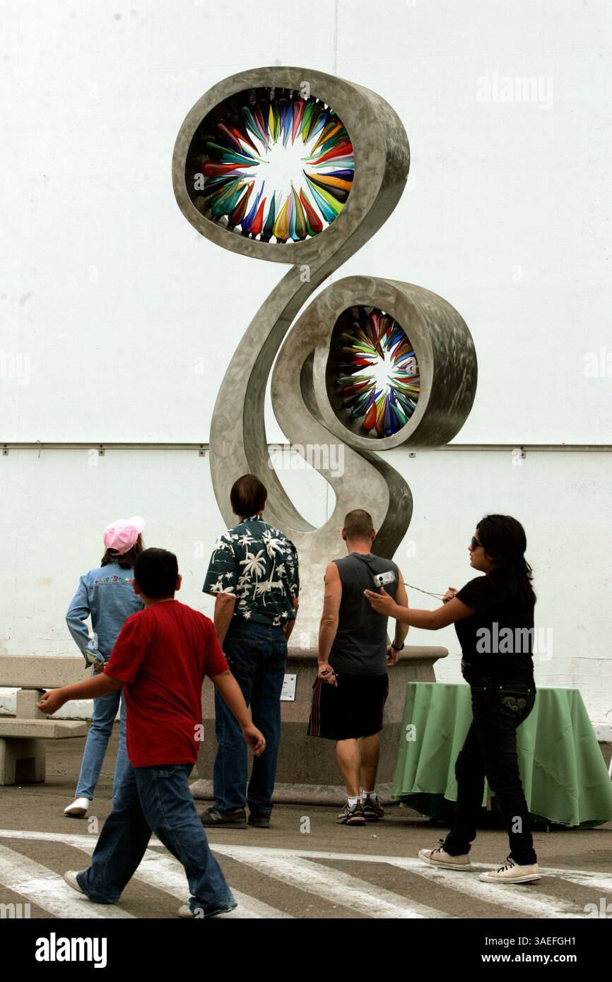 2 agosto 2008 San Diego, CA i visitatori del B Street Cruise Ship Terminal nel centro di San Diego passano accanto a un ''albero urbano'' chiamato, ''Lean on me'' dell'artista ROBERT VERHEES, mostrando la vicinanza e il comfort condiviso di due partner, con il colorato vetro soffiato che rappresenta ''finestre nelle loro anime'' secondo la brochure ''alberi'. La scultura "albero" fa parte della quinta puntata consecutiva di arte pubblica del Porto di San Diego, chiamata "Urban Trees 5". La mostra di un anno, dedicata il sabato mattina, si estende dal terminal a Hawthorn Street, lungo Harbor Dri Foto Stock