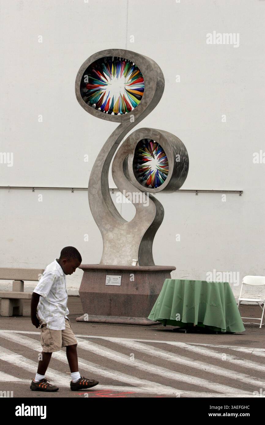 2 agosto 2008 San Diego, CA ISAAC THORNTON, 8, di Tierrasanta, passa accanto a un "albero urbano" chiamato "Lean on me" dell'artista ROBERT VERHEES, presso il terminal delle navi da crociera B Street nel centro di San Diego. La scultura "albero" fa parte della quinta puntata consecutiva di arte pubblica del Porto di San Diego, chiamata "Urban Trees 5". La mostra di un anno, dedicata il sabato mattina, si estende dal terminal a Hawthorn Street, lungo Harbor Drive e presenta 31 "alberi scultorei", selezionati tra 122 voci.  (Credit Image: San Diego Union-Tribune/ZUMAPRESS.com) Foto Stock