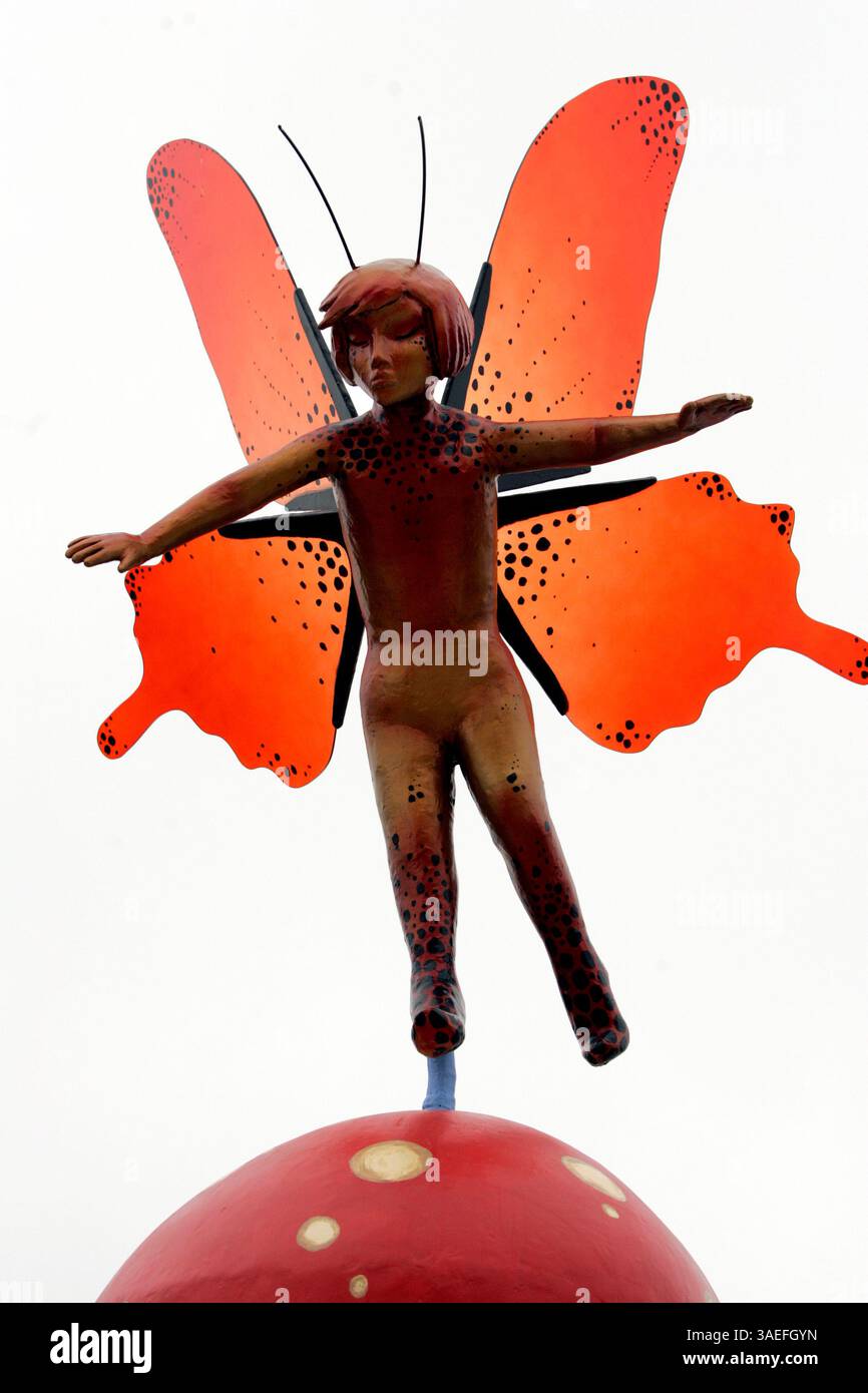 2 agosto 2008 San Diego, CA  Un dettaglio di ''Fata dell'albero'', dell'artista DEANA MANDO, è stato ispirato dalle farfalle monarchiche che migrano a San Diego, e fa parte della quinta puntata consecutiva di arte pubblica del Porto di San Diego, chiamata "Urban Trees 5". La mostra di un anno, dedicata il sabato mattina, si estende dal terminal a Hawthorn Street, lungo Harbor Drive, e presenta 31 "alberi scultorei", selezionati tra 122 voci.  (Credit Image: San Diego Union-Tribune/ZUMAPRESS.com) Foto Stock