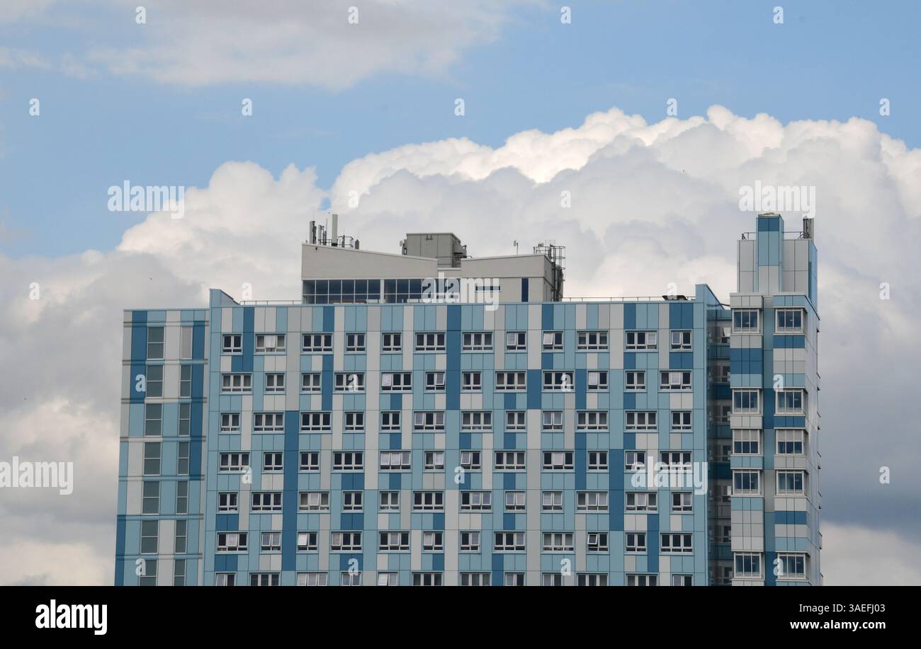 Blue & White Geometry Against the Sky Foto Stock