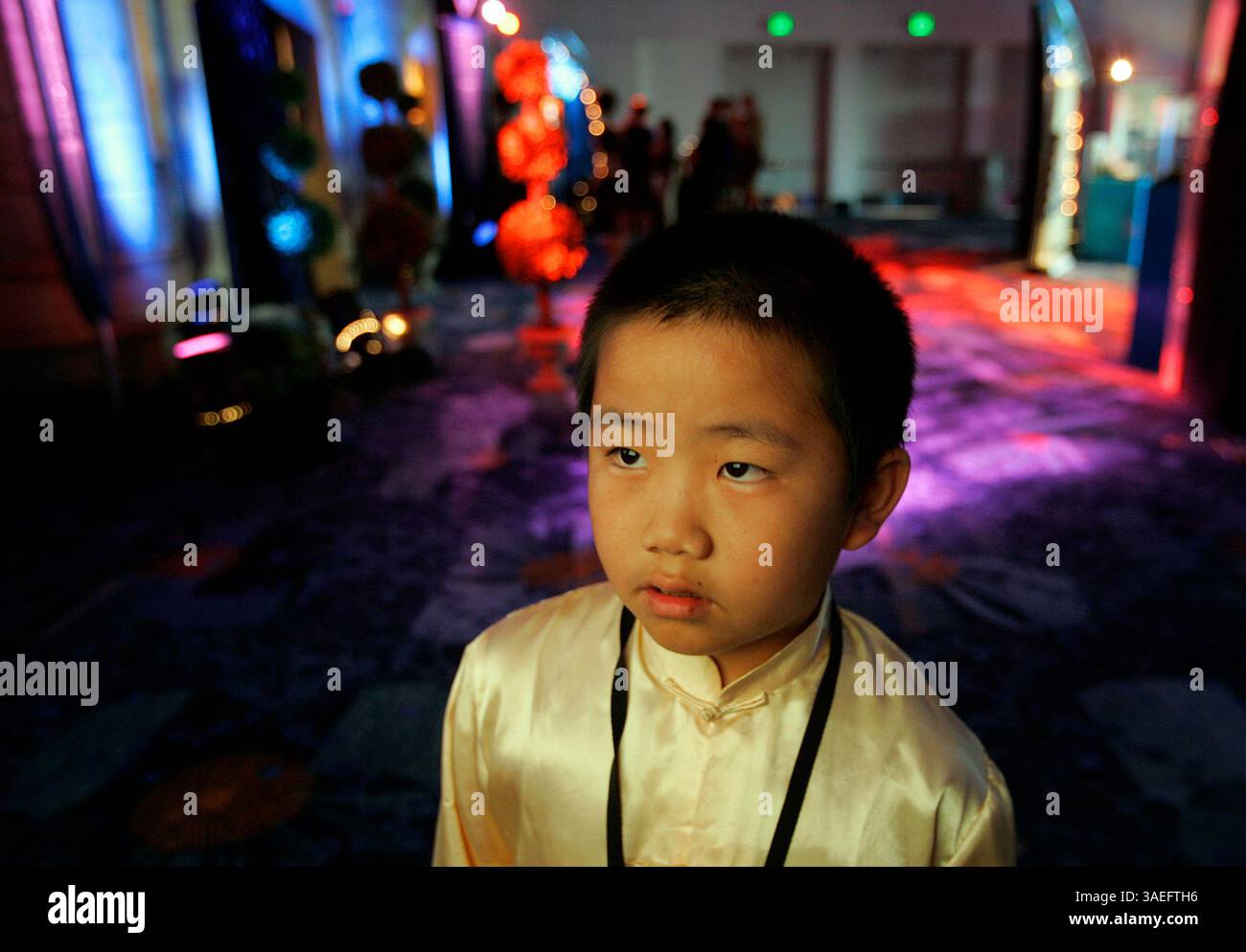 10 settembre 2009,-San Diego CA,- il recensore PERRY CHEN, 9 anni, di San Diego guarda le anteprime dei prossimi film Disney alla D23 Expo di Anaheim, CALIFORNIA, giovedì 10 settembre 2009. Perry è stato il più giovane critico cinematografico accreditato all'evento. (Immagine di credito: San Diego Union-Tribune/ZUMAPRESS.com) Foto Stock