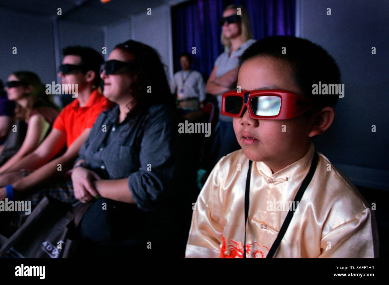 10 settembre 2009,-San Diego CA,- il recensore PERRY CHEN, 9 anni, di San Diego guarda le anteprime per i film Disney 3D alla D23 Expo di Anaheim, CALIFORNIA, giovedì 10 settembre 2009. Perry è stato il più giovane critico cinematografico accreditato all'evento. (Immagine di credito: San Diego Union-Tribune/ZUMAPRESS.com) Foto Stock