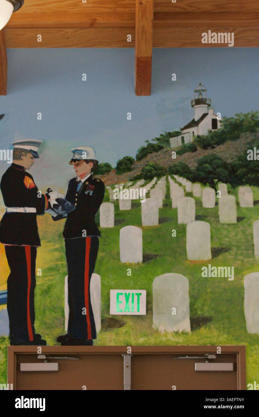 16 settembre 2009,-San Diego CA,- il Veterans Village di San Diego ha tenuto un open House e una dedica murale mercoledì 16 settembre 2009. Il murale, dipinto dall'artista locale Kevin Anderson, raffigura la storia di San Deigo e la storia dei servitori e delle donne, dall'inizio della repubblica fino ad oggi. Una foto deziale della fine del murale con una scena da ft. Rosecrans National Cemetery at PT. Loma. Notare la spiacevole posizione del cartello di uscita tra le lapidi. (Immagine di credito: San Diego Union-Tribune/ZUMAPRESS.com) Foto Stock