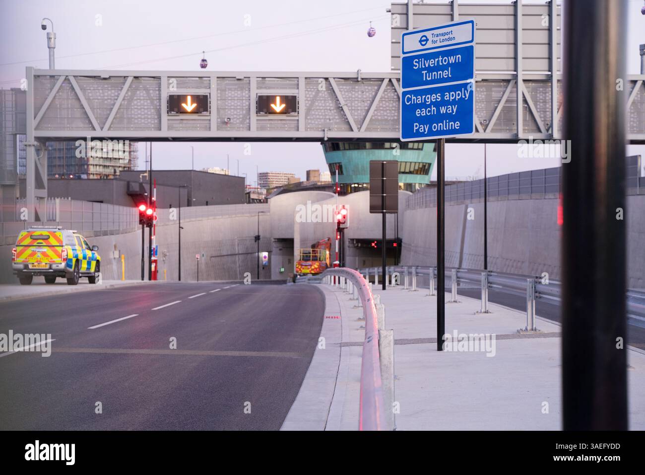 Londra Silvertown Regno Unito 6 aprile 2025. Ingresso in direzione sud al Silvertown Tunnel , gli ingegneri che hanno preso l'ingresso del tunnel e i semafori sono stati testati per la grande apertura del nuovo tunnel del Tamigi che attraversa Silvertown, soggetto a una tassa di pedaggio insieme al Blackwall Tunnel. Credito: Glosszoom/Alamy Live News Foto Stock