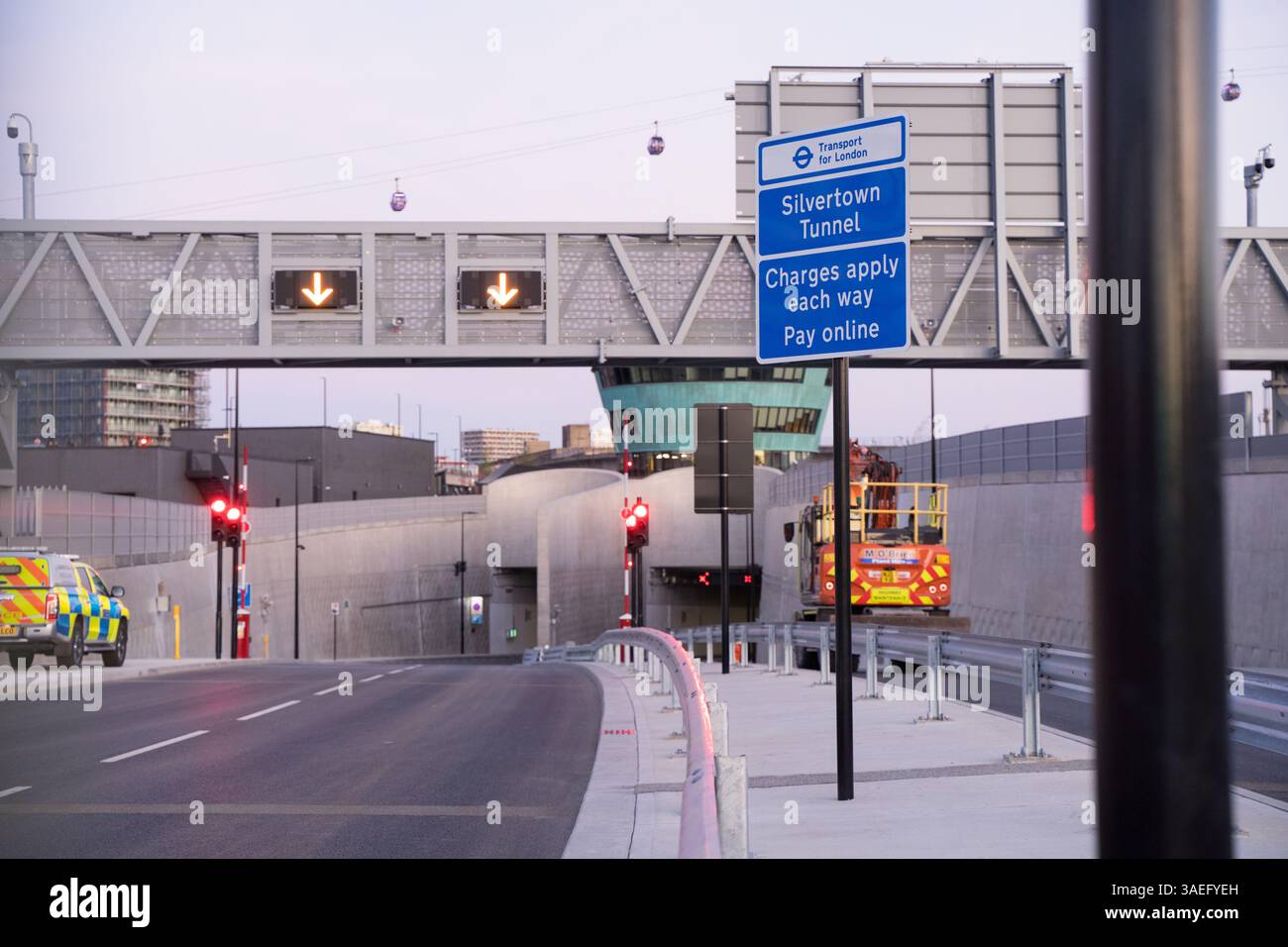 Londra Silvertown Regno Unito 6 aprile 2025. Ingresso in direzione sud al Silvertown Tunnel , gli ingegneri che hanno preso l'ingresso del tunnel e i semafori sono stati testati per la grande apertura del nuovo tunnel del Tamigi che attraversa Silvertown, soggetto a una tassa di pedaggio insieme al Blackwall Tunnel. Credito: Glosszoom/Alamy Live News Foto Stock