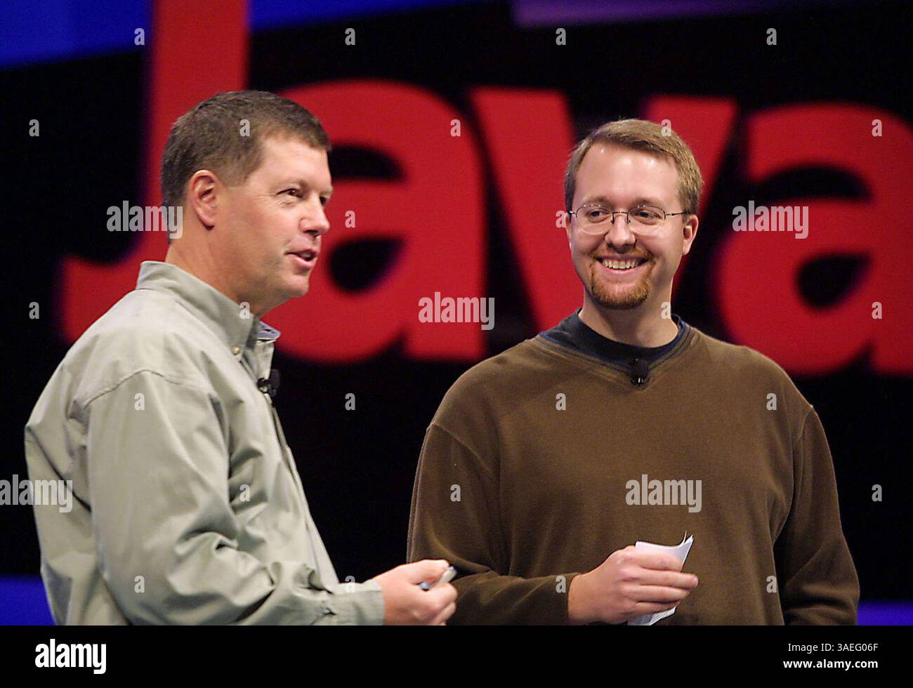 26 marzo 2002; san Francisco, CA, Stati Uniti; SCOTT MCNEALY (L), presidente/CEO di Sun Microsystems, e JASON HUNTER, vicepresidente di Apache software Foundation, Java Community Process, annunciano che ASF ha raggiunto un accordo con Sun per garantire il diritto di base di implementare le specifiche Java in open source, in occasione della JavaOne Developer Conference 2002 di Sun. (Immagine di credito: Michael Springer/ZUMAPRESS.com) Foto Stock