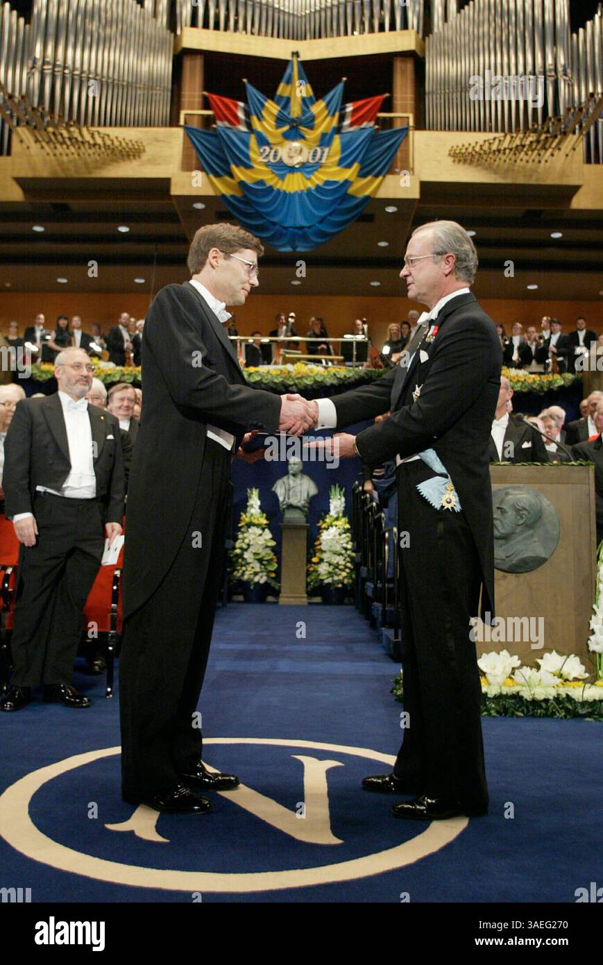 10 dicembre 2001; Stoccolma, Svezia; SOLO diritti nordamericani! Il professor CARL E. WIEMAN (L) riceve il Premio Nobel per la fisica dal re CARL GUSTAF XVI di Svezia prima di oltre 170 premi invitati per il centenario del Nobel alla Concert Hall di Stoccolma. (Immagine di credito: Pressens Bild/ZUMAPRESS.com) Foto Stock