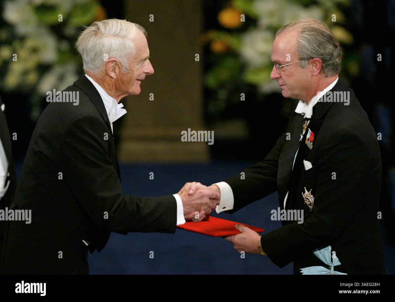 10 dicembre 2001; Stoccolma, Svezia; SOLO diritti nordamericani! WILLIAM S. KNOWLES (L) riceve il Premio Nobel per la chimica dal re CARL GUSTAF XVI di Svezia prima di oltre 170 premi invitati per il centenario del Nobel alla Concert Hall di Stoccolma. (Immagine di credito: Pressens Bild/ZUMAPRESS.com) Foto Stock