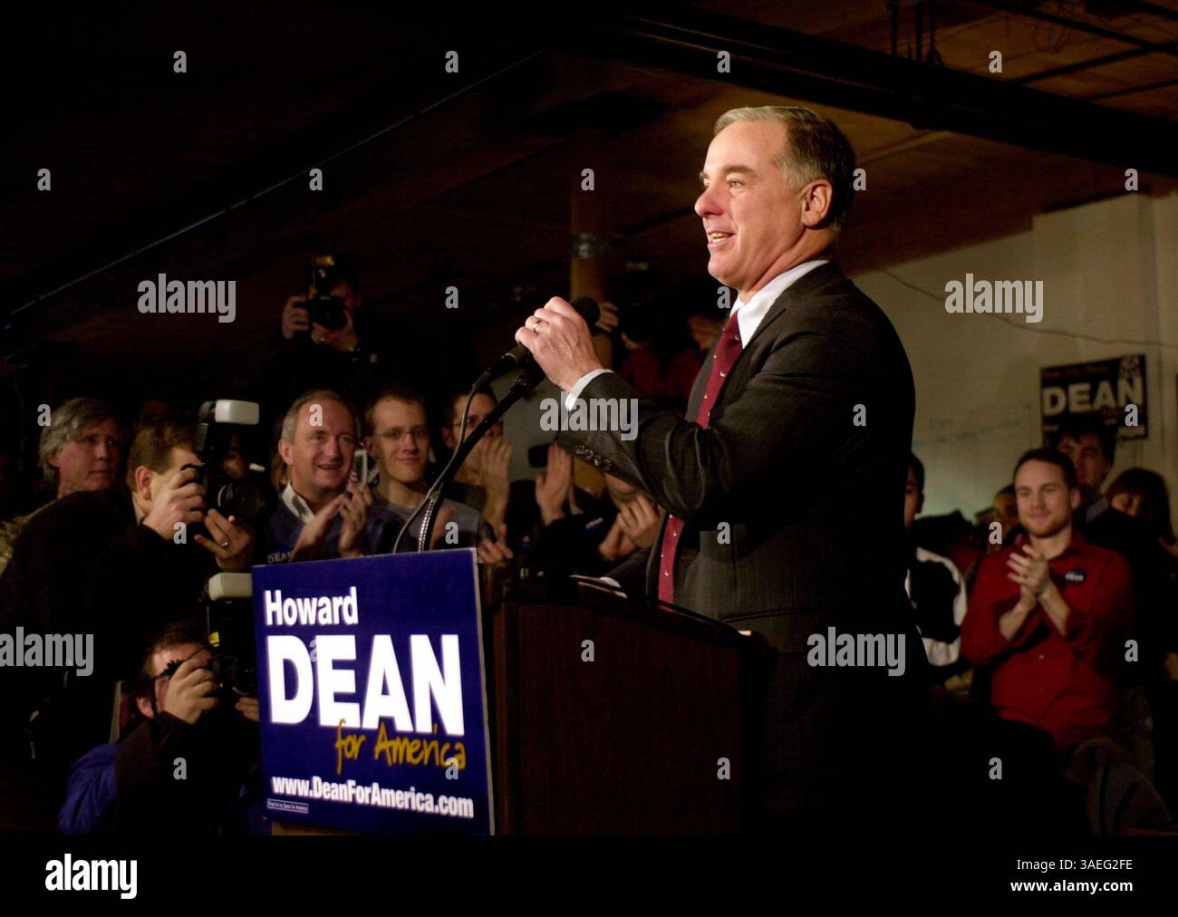 21 gennaio 2004; Manchester, NH, UAS; il candidato presidenziale democratico HPWARD DEAN parla ai sostenitori della base in un ufficio della campagna elettorale a Manchester, New Hampshire. A meno di una settimana dalle primarie cruciali del New Hampshire, l'ex governatore del Vermont sta cercando di recuperare lo slancio perso dopo un deludente terzo posto nei caucus dell'Iowa. . (Immagine di credito: Michael Springer/ZUMAPRESS.com) Foto Stock