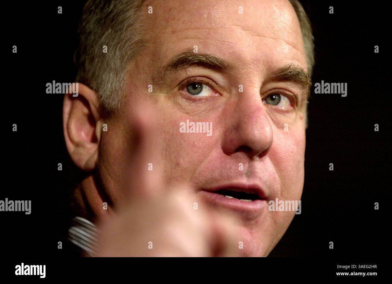 21 gennaio 2004; Manchester, NH, UAS; il candidato presidenziale democratico HPWARD DEAN parla ai sostenitori della base in un ufficio della campagna elettorale a Manchester, New Hampshire. A meno di una settimana dalle primarie cruciali del New Hampshire, l'ex governatore del Vermont sta cercando di recuperare lo slancio perso dopo un deludente terzo posto nei caucus dell'Iowa. . (Immagine di credito: Michael Springer/ZUMAPRESS.com) Foto Stock