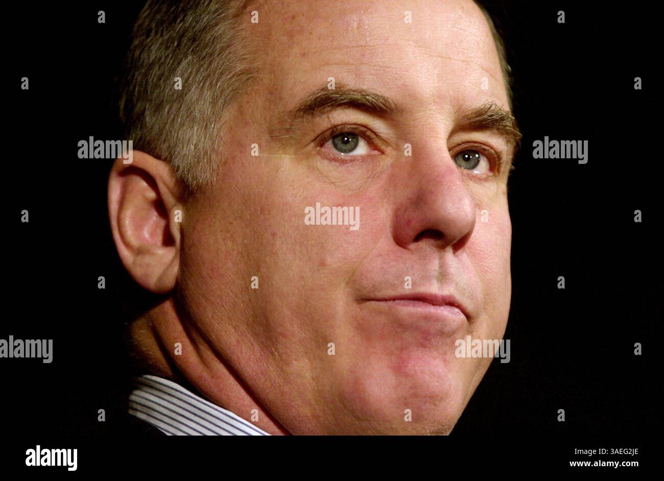 21 gennaio 2004; Manchester, NH, UAS; il candidato presidenziale democratico HPWARD DEAN parla ai sostenitori della base in un ufficio della campagna elettorale a Manchester, New Hampshire. A meno di una settimana dalle primarie cruciali del New Hampshire, l'ex governatore del Vermont sta cercando di recuperare lo slancio perso dopo un deludente terzo posto nei caucus dell'Iowa. . (Immagine di credito: Michael Springer/ZUMAPRESS.com) Foto Stock