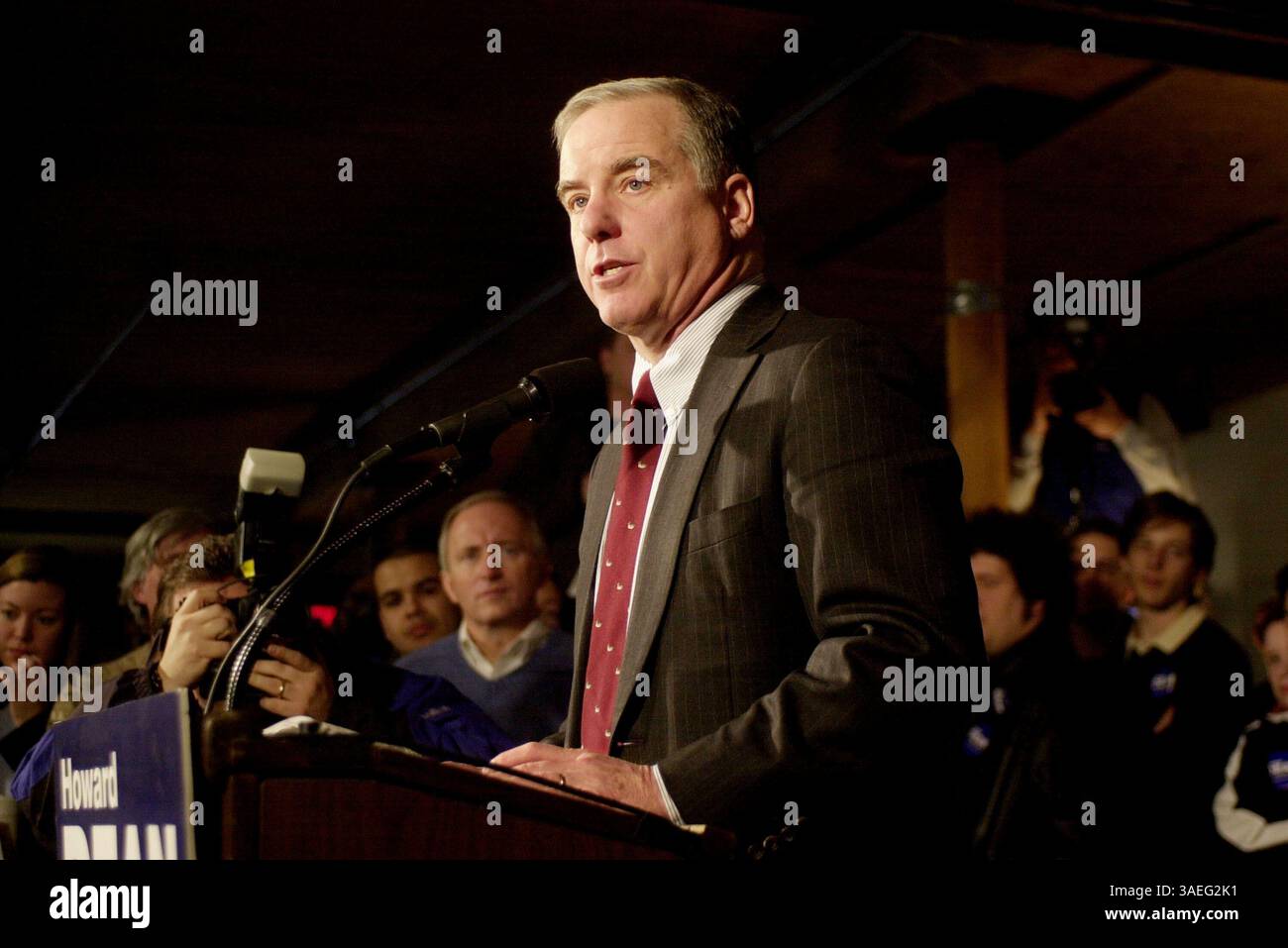 21 gennaio 2004; Manchester, NH, UAS; il candidato presidenziale democratico HPWARD DEAN parla ai sostenitori della base in un ufficio della campagna elettorale a Manchester, New Hampshire. A meno di una settimana dalle primarie cruciali del New Hampshire, l'ex governatore del Vermont sta cercando di recuperare lo slancio perso dopo un deludente terzo posto nei caucus dell'Iowa. . (Immagine di credito: Michael Springer/ZUMAPRESS.com) Foto Stock