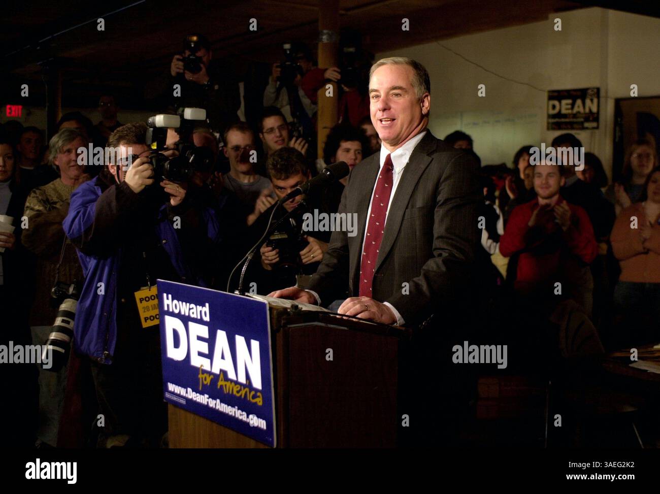 21 gennaio 2004; Manchester, NH, UAS; il candidato presidenziale democratico HPWARD DEAN parla ai sostenitori della base in un ufficio della campagna elettorale a Manchester, New Hampshire. A meno di una settimana dalle primarie cruciali del New Hampshire, l'ex governatore del Vermont sta cercando di recuperare lo slancio perso dopo un deludente terzo posto nei caucus dell'Iowa. . (Immagine di credito: Michael Springer/ZUMAPRESS.com) Foto Stock