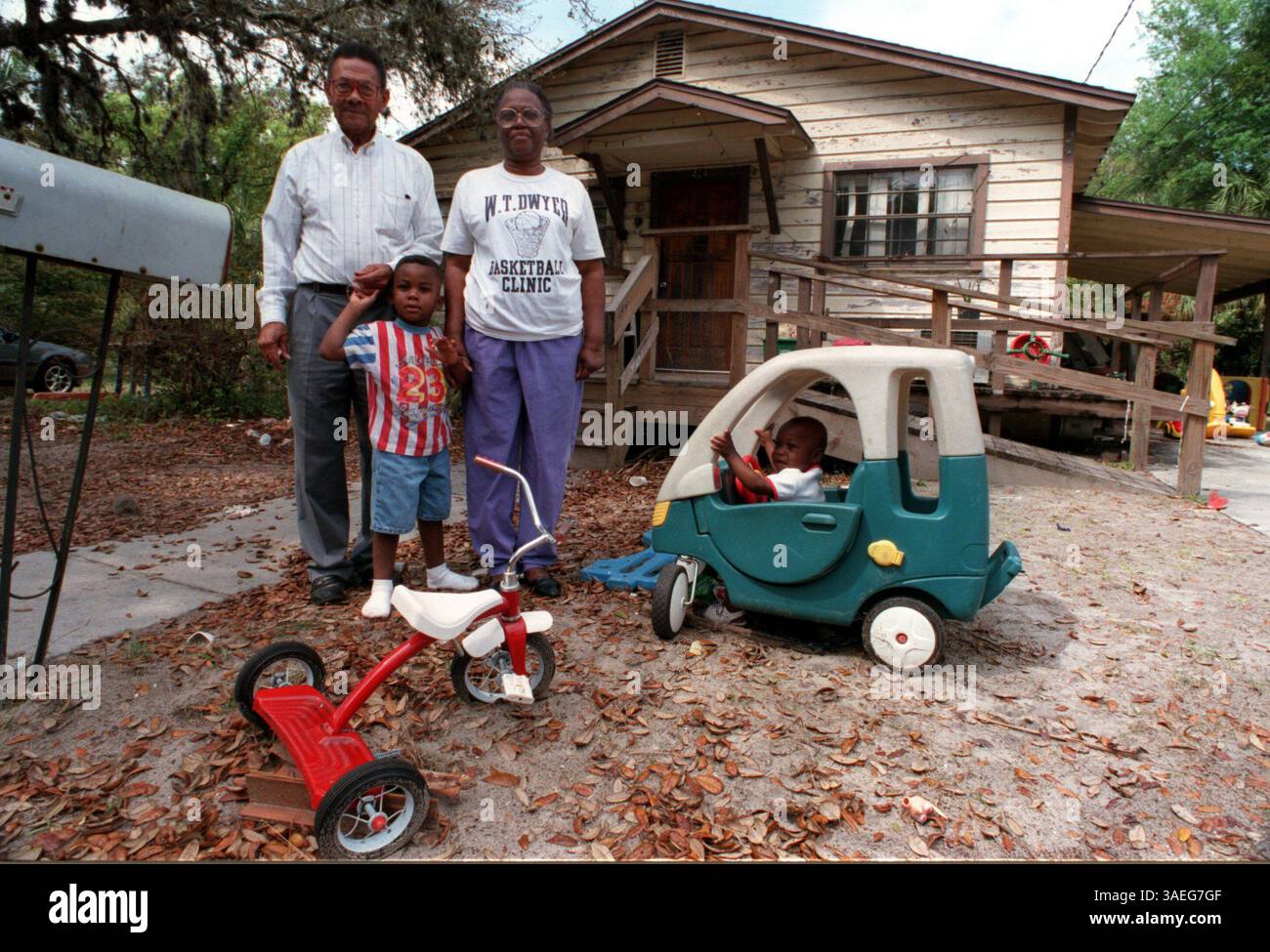 NP 23111 consegna a: clearwater 3/28/96 - TARPON SPRINGS - - Contea, città e residenti dei quartieri storicamente neri di Tarpon stanno lavorando insieme per sviluppare un piano di soluzioni di quartiere. Questo piano aiuterà a identificare i problemi nelle vicinanze e offrirà modi per risolverli. Hanno programmato una ripulitura nel marzo 30 per la casa di Clifford e Roberta Pitts, 424 Lincoln Ave, Tarpon Springs. La casa della coppia di anziani sarà ridipinta, riparata e paesaggistica. Foto#1-Clifford Pitts (cq, sinistra) e Roberta Pitts (cq, destra) con alcuni dei loro bisnipoti. I bambini sono: Timoth Foto Stock