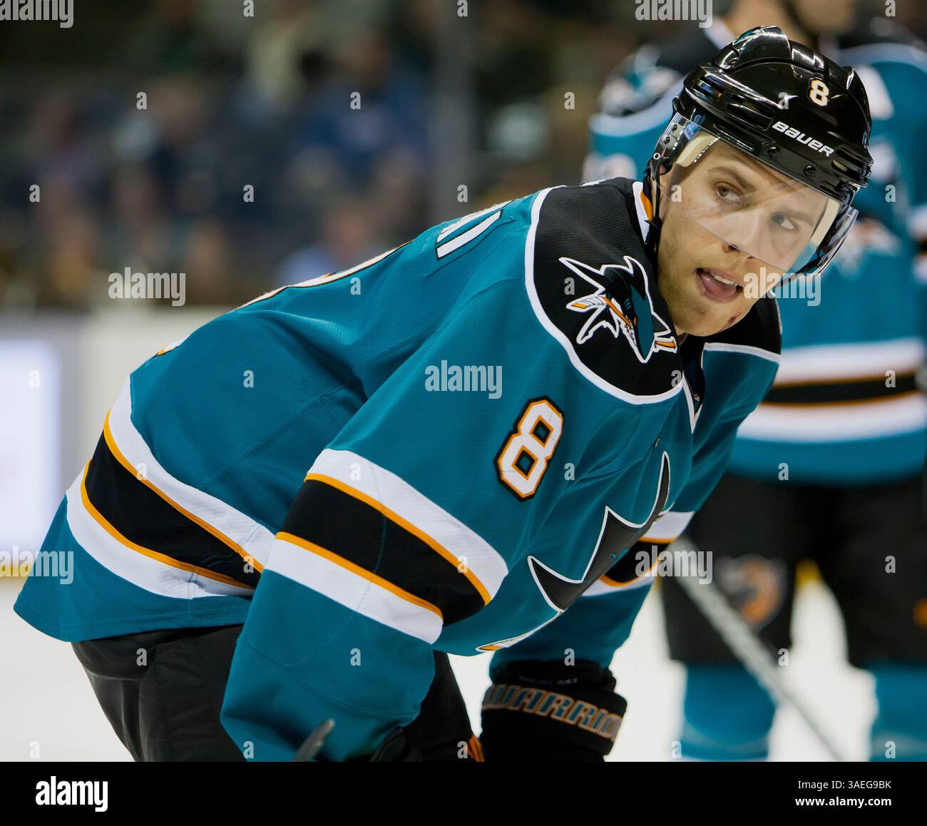 6 marzo 2012: L'attaccante degli squali Joe Pavelski si prepara per il face-off durante la partita di hockey NHL tra gli Edmonton Oilers e i San Jose Sharks all'HP Pavilion di San Jose, CA. Gli Oilers sconfissero gli Sharks 3-2 in una sparatoria. Â© Damon Tarver/Cal Sport Media(immagine di credito: © Damon Tarver/Cal Sport Media/ZUMAPRESS.com) Foto Stock