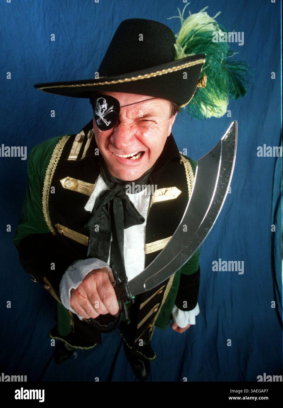 TP 34215 - - CONSEGNA A: flo/weekend - - - 9/24/96 - - Tampa - - DIDASCALIA INFO: Warren Rodgers posa un costume da pirata che può indossare al Surrealist Masquerade Ball 1996. Alle persone viene chiesto di vestirsi come sospettano di essere in una vita passata. Costumi dalle caratteristiche Costumi a Tampa - - Times foto di: Mike Pease - - storia di: Canning - - SCANSIONATO DA: MP - - DATA DI ESECUZIONE: 10/4/96 (Credit Image: St Petersburg Times/ZUMAPRESS.com) Foto Stock