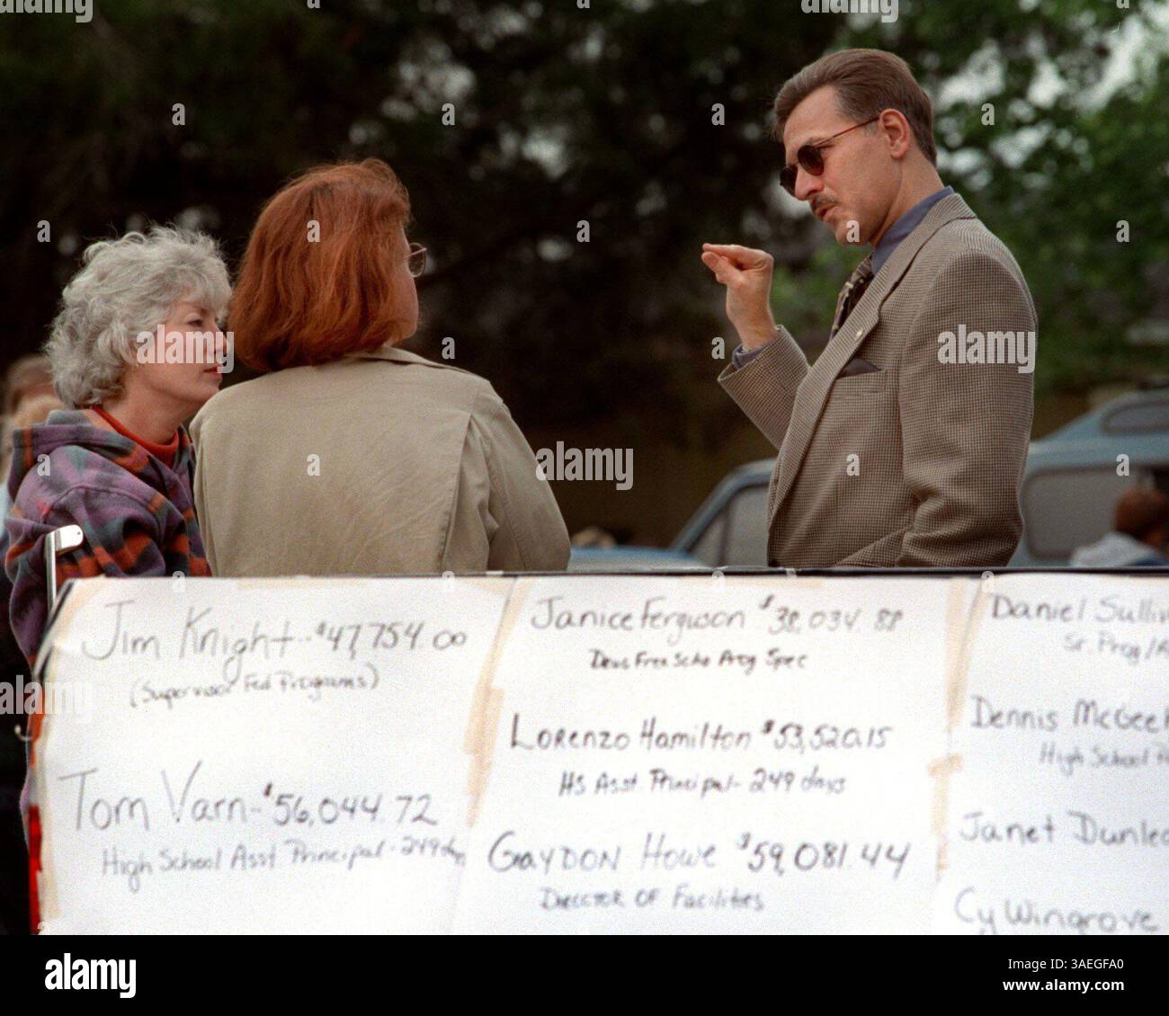 HT 46256 - - CONSEGNA A: ht desk - - 4/15/97 - - Brooksville - - DIDASCALIA INFO: Membro del Consiglio scolastico di Hernando, Stephen Galaydick parla con Loraine Varn McLain (cq), insegnante alla Brooksville Elementary e Rhonda Hancock (cq), insegnante alla Central High School (Credit Image: St Petersburg Times/ZUMAPRESS.com) Foto Stock