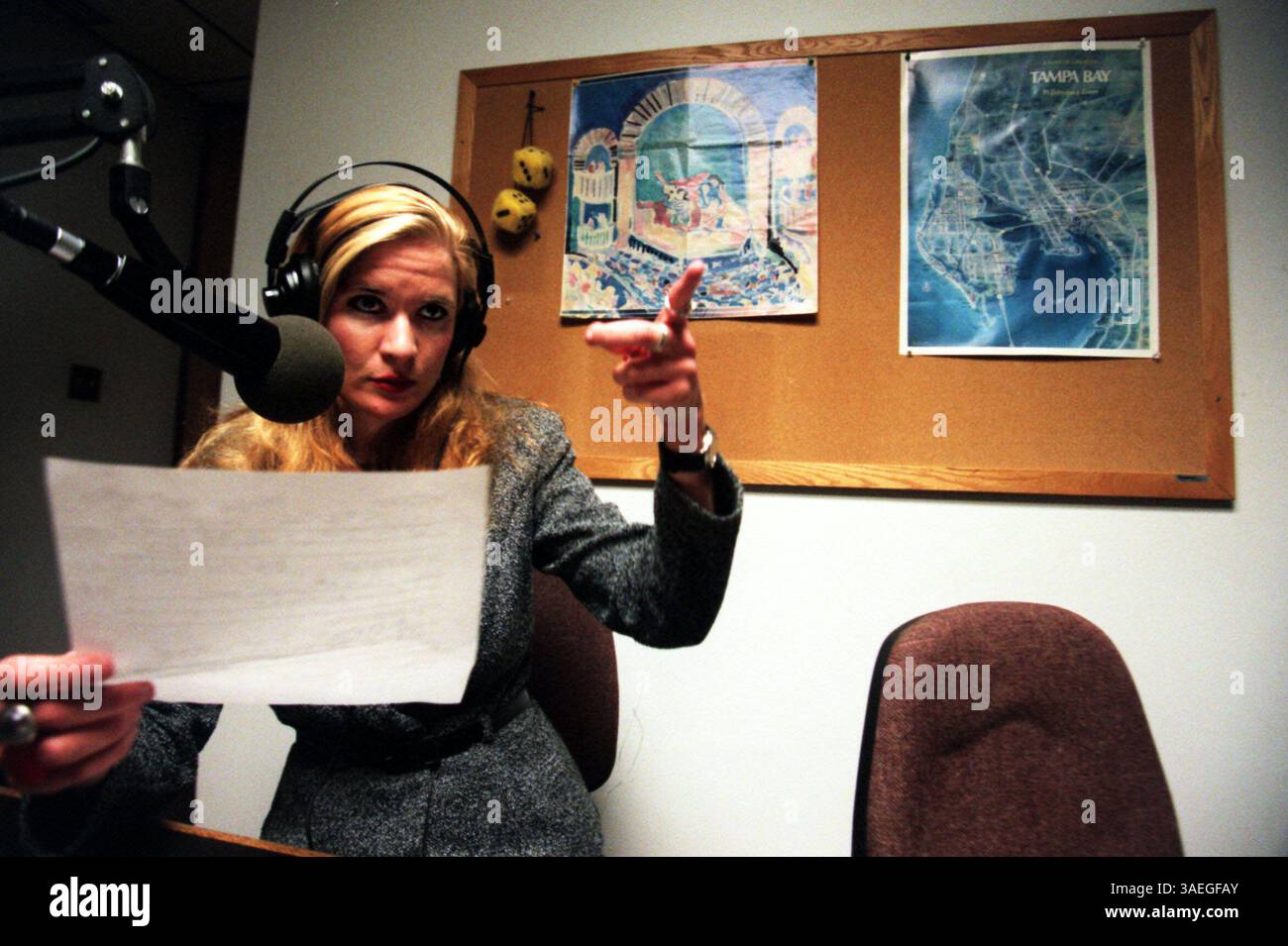 SP 45371 - - CONSEGNA A: FLORIDIAN - - 4/5/97 - - ST. PETERSBURG - - DIDASCALIA INFO: Con la sua voce profonda e calma, Laura Taylor recita le notizie su WUSF 89,5 ogni giorno feriale dalle 4-6, ma di notte è anche la cantante trashy della band garage punk Crypt Kicker 5. Quando non si muove per terra e urla oscenità, suona la sua teramina, lo strumento stravagante delle colonne sonore fantascientifiche. È stato il primo strumento musicale elettronico in assoluto. Eccola in onda all'interno della sala di controllo delle notizie radio della WUSF per l'aggiornamento del traffico. E' la direttrice delle notizie della centrale. - Times Pho Foto Stock