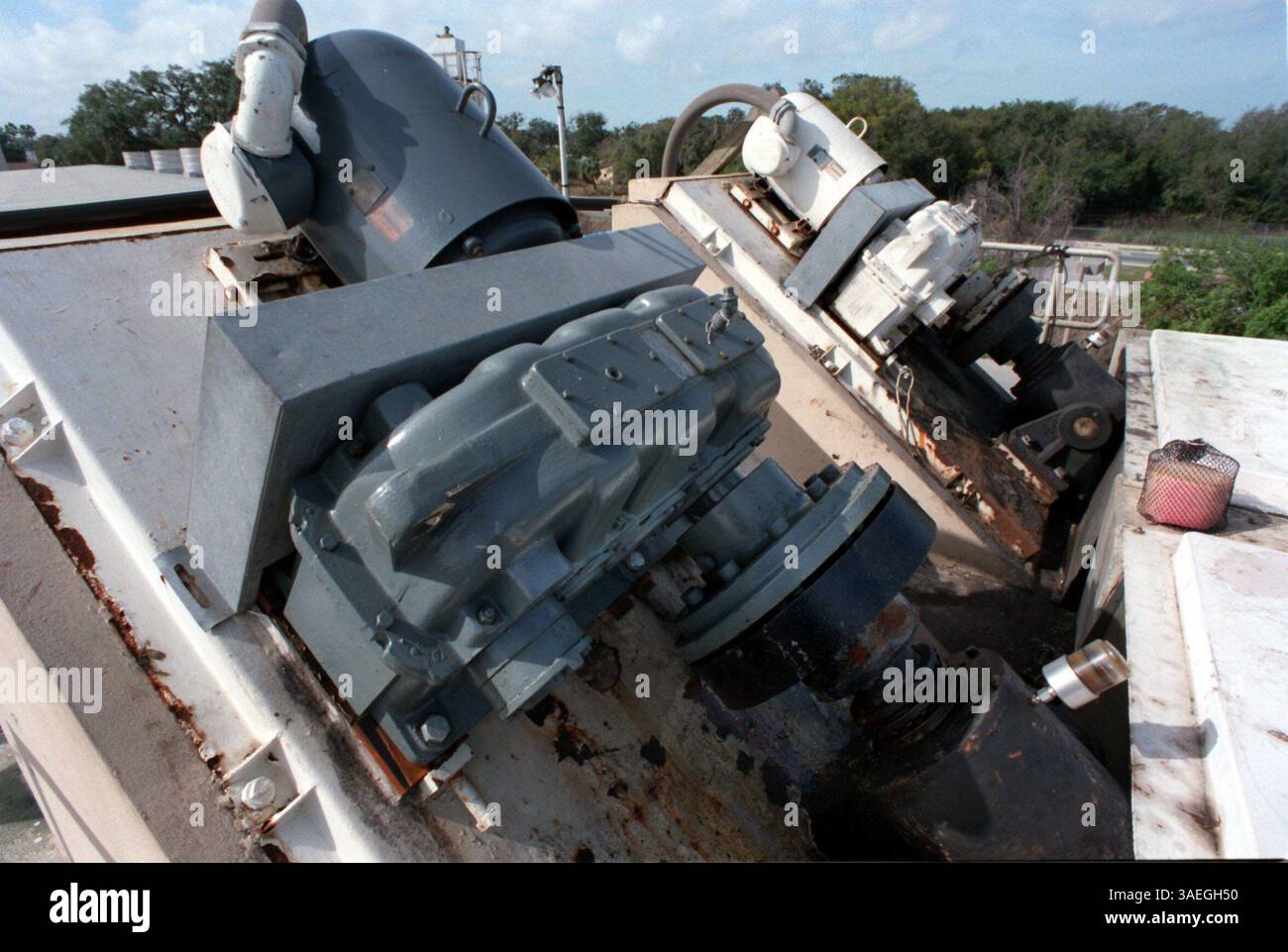 NP 42913 - - CONSEGNA A: Desk NP - - 2/14/97 - - TARPON SPRINGS - - DIDASCALIA INFO: Un anno dopo che la città di Tarpon Springs ha pubblicato un rapporto sui problemi dell'impianto di depurazione della città, i residenti vivono ancora con l'odore occasionalmente. Numerosi componenti si sono rotti lo scorso autunno, rendendo necessaria un'altra serie di spese di emergenza per le riparazioni. -2.) Le pompe a vite archimede che portano le acque reflue allo stabilimento. Uno di questi fallì causando il flusso di acque reflue crude nel quartiere circostante. - Times Photo by: Jim Damaske - - Story by: Christina Headrick - - SCANSIONATO DA: JFD Foto Stock