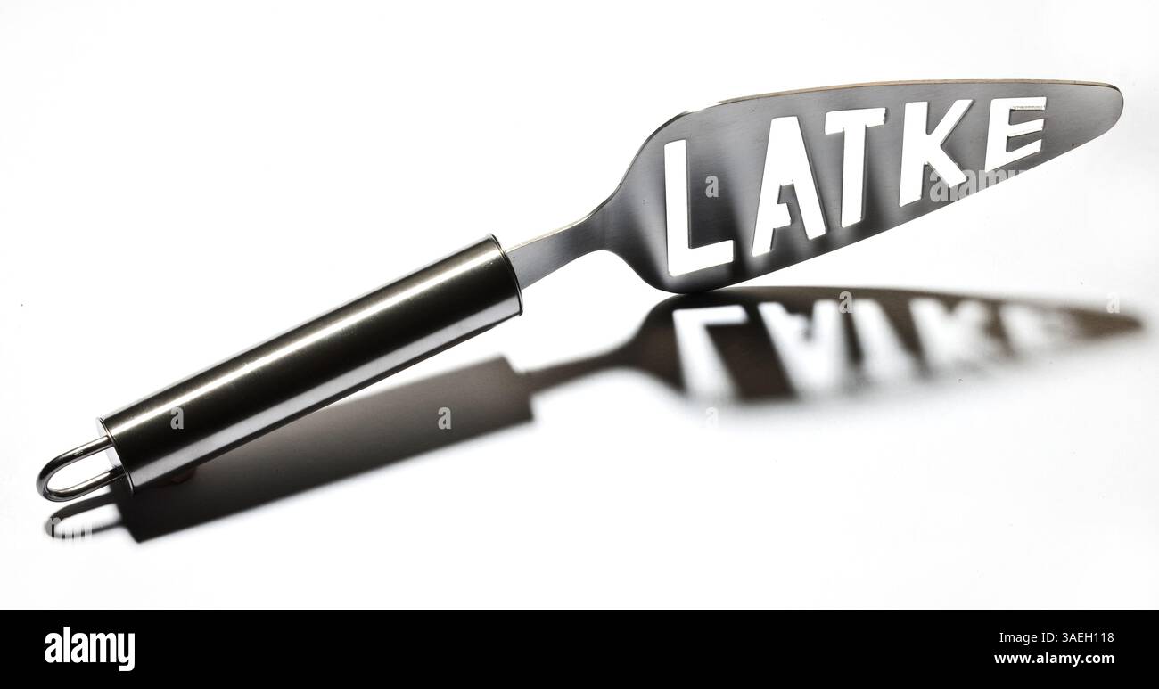 28 novembre 2011 - Chicago, il, Stati Uniti - Un regalo fantastico per il cuoco in casa o in vacanza, è lavabile in lavastoviglie, il server latke costa $ 6,95 e può essere acquistato presso il negozio di articoli da regalo dello Spertus Institute of Jewish Studies o online all'indirizzo spertusshop.org. (Immagine di credito: © Bill Hogan/Chicago Tribune/MCT/ZUMAPRESS.com) Foto Stock