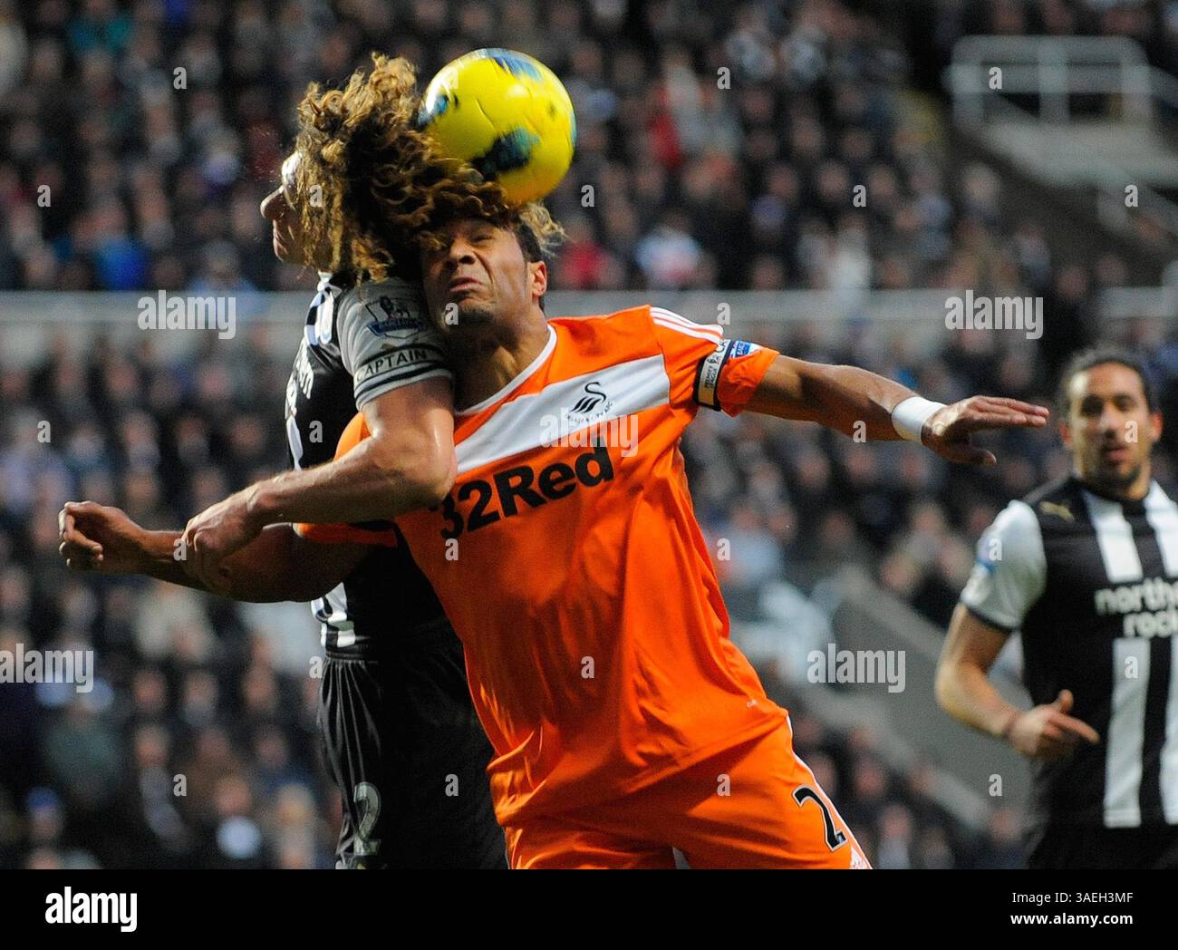 Fabricio Coloccini del Newcastle United (L) testa a testa per la palla con Ashley Williams dello Swansea City FC durante la partita di calcio di Premier League tra Newcastle United e Swansea City il 17 dicembre 2011, allo Sports Direct Arena di Newcastle upon Tyne, Inghilterra. (Immagine di credito: Â© Sportimage/Cal Sport Media)(immagine di credito: © Sportimage/Cal Sport Media/ZUMAPRESS.com) Foto Stock