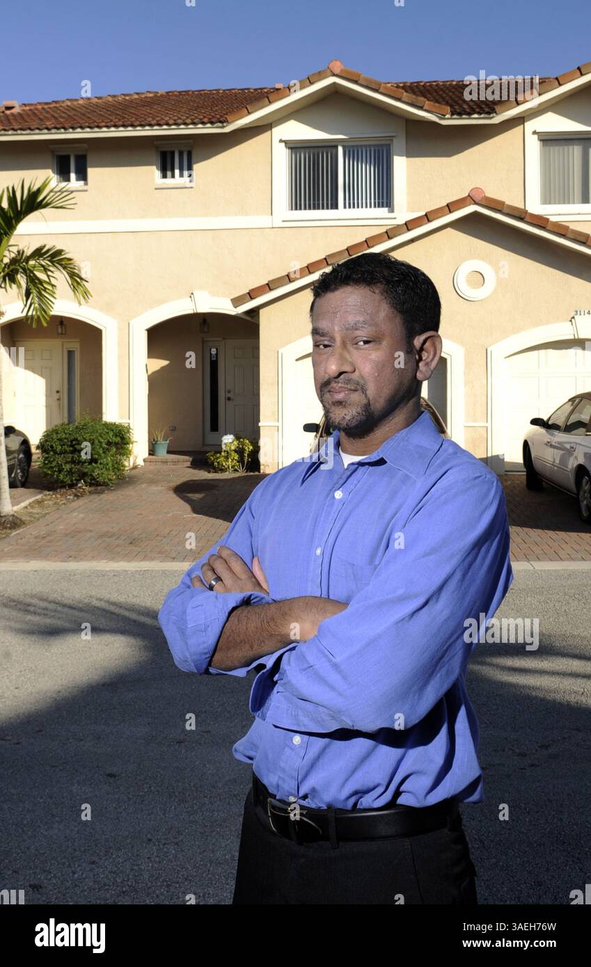 1° dicembre 2011 - Coral Springs, Florida, Stati Uniti d'America - Michael Ablack, nella foto del 1° dicembre 2011, a Coral Springs, Florida, vorrebbe vendere la sua casa a Coral Park West, ma a causa del forte calo del suo valore ha scelto riluttante di affittare il suo appartamento con tre camere da letto. (Immagine di credito: © Susan Stocker/Sun Sentinel/MCT/ZUMAPRESS.com) Foto Stock