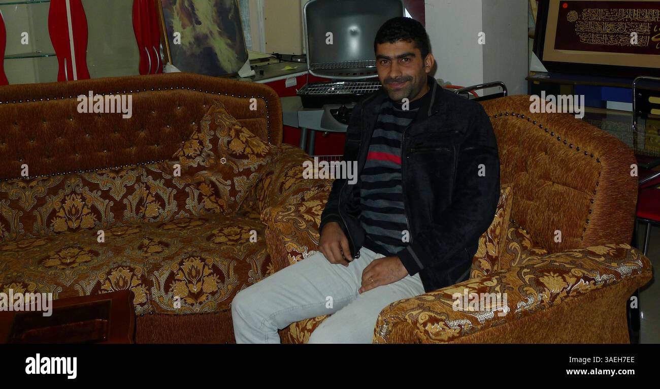 15 dicembre 2011 - Baghdad, IRQ - presso il negozio di mobili al Sinobar di Baghdad, il direttore Ali Adnan siede su una delle poche sedie prodotte localmente. (Immagine di credito: © Laith Hammoudi/MCT/MCT/ZUMAPRESS.com) Foto Stock