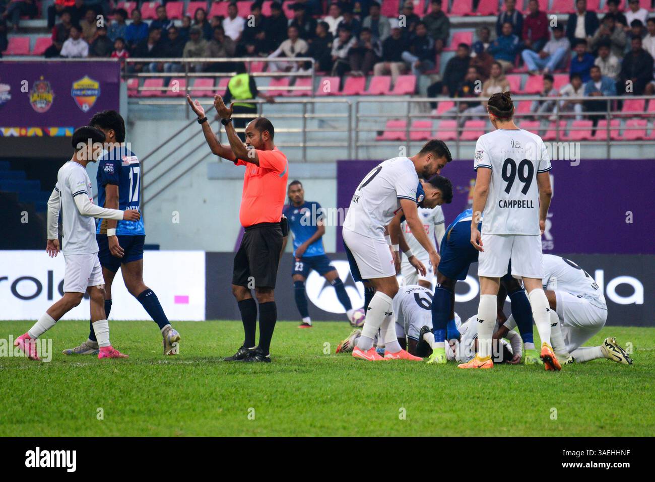 Kathmandu, Bagmati, Nepal. 6 aprile 2025. L'arbitro KABIN BYANJANKAR chiama la squadra medica dopo che i giocatori del FC Chitwan si sono scontrati e sono caduti durante la partita Nepal Super League 2025 contro il Jhapa FC. Credito: Safal Prakash Shrestha/ZUMA Press Wire/ZUMA Wire/Alamy Live News Foto Stock