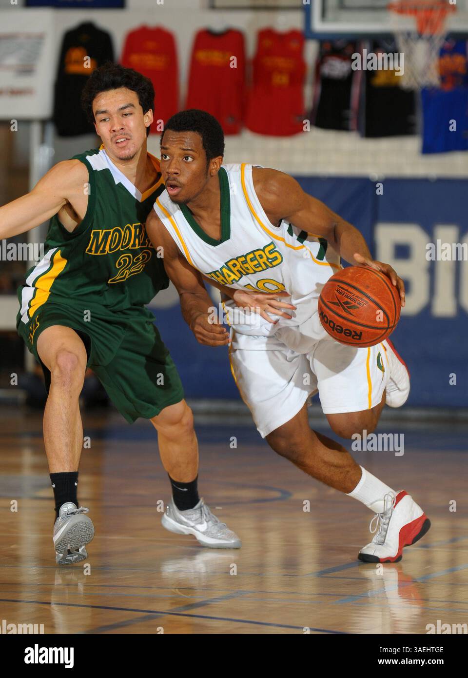 30 dicembre 2011 Cathedral City, CA. La guardia degli Edison Chargers Corey Foster #10 arriva al basket nella partita del campionato della Southern California Division del MaxPreps Holiday Classic tra gli Edison Chargers e i Moorpark Moketeers alla Cathedral City High School di Cathedral City, CA. Edison vince il titolo 56-50..David Hood/CSM(Credit Image: © David Hood/Cal Sport Media/ZUMAPRESS.com) Foto Stock