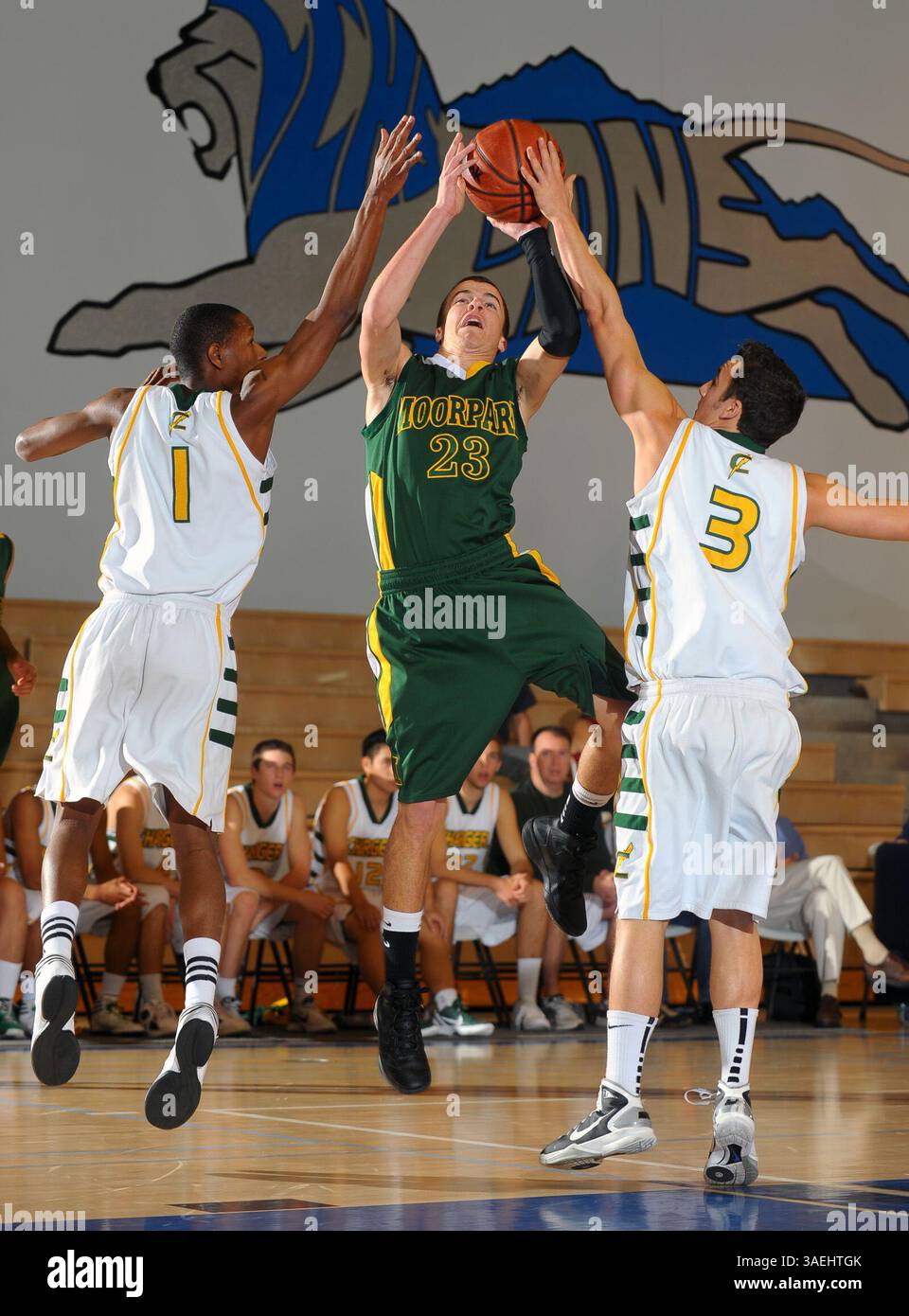30 dicembre 2011 - Cathedral City, California, Stati Uniti - Moorpark Musketeers JORDAN RUSSELL (23) guida fino al cestino per una partita del campionato della Southern California Division del MaxPreps Holiday Classic tra gli Edison Chargers e i Moorpark Musketeers della Cathedral City High School. Edison vince il titolo 56-50. (Immagine di credito: © David Hood/Cal Sport Media/ZUMAPRESS.com) Foto Stock