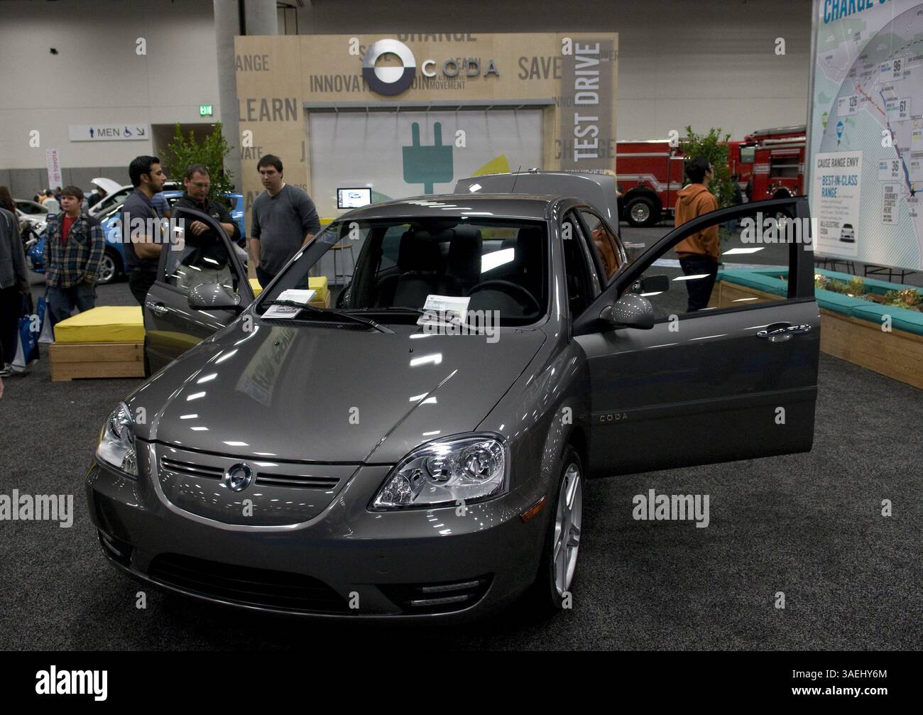 31 dicembre 2011 - San Diego, California, Stati Uniti - California Company coda espone il proprio veicolo completamente elettrico al San Diego International Car Show. Con una batteria completamente carica, il coda può viaggiare fino a 150 miglia. Al San Diego Convention Center sono esposti oltre quattrocento 2012 modelli di veicoli. Si prevede che il salone dell'auto attirerà oltre trecentomila persone, mostrerà concept car e nuove uscite delle migliori case automobilistiche. (Immagine di credito: © Earl S. Cryer/ZUMAPRESS.com) Foto Stock