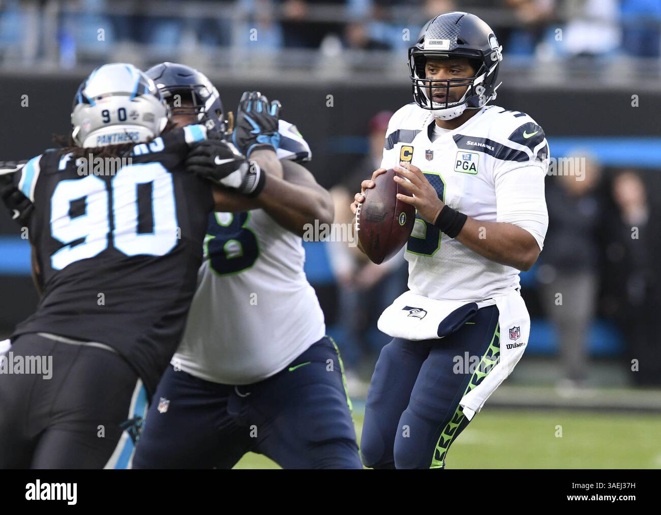 1° gennaio 2012 - Charlotte, NC, USA - il quarterback dei Seattle Seahawks Russell Wilson (3) si appresta a lanciare contro i Carolina Panthers nel secondo tempo domenica 25 novembre 2018 al Bank of America Stadium di Charlotte, N.C. (Credit Image: © David T. Foster III/Charlotte Observer/TNS via ZUMA Wire) Foto Stock