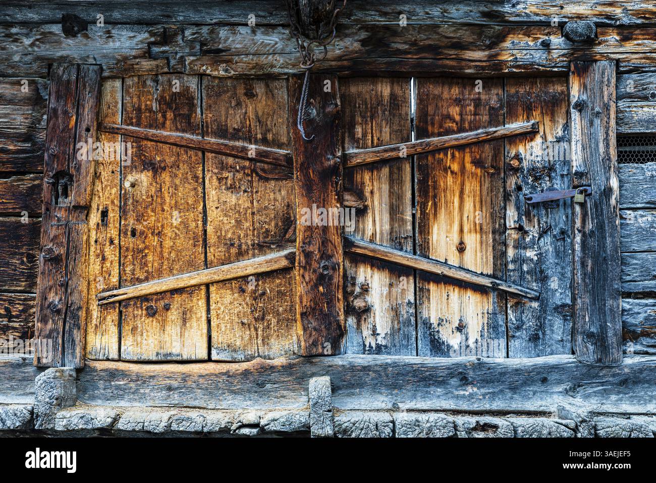 Porta di carico di un vecchio fienile, Grimentz, Val d'Anniviers, Alpi Vallese, Canton Vallese, Svizzera, Europa Foto Stock