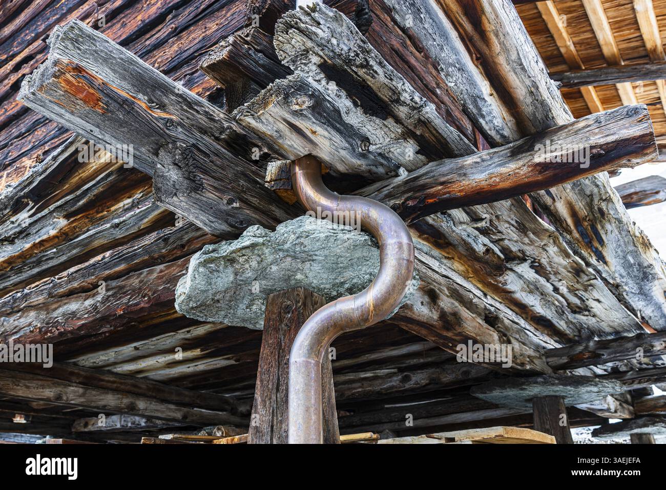 Fienile vecchio con supporto in legno, lastra di pietra e tubo di rame, Chandolin, Val d'Anniviers, Alpi Vallese, Canton Vallese, Svizzera, Europa Foto Stock