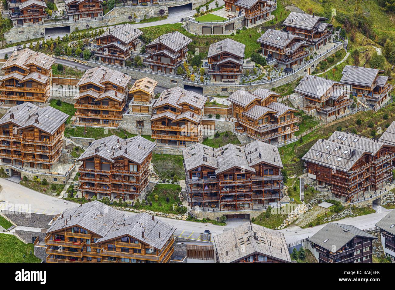 Nuovi chalet in legno, vista aerea, Grimentz, Val d'Anniviers, Alpi Vallese, Canton Vallese, Svizzera, Europa Foto Stock