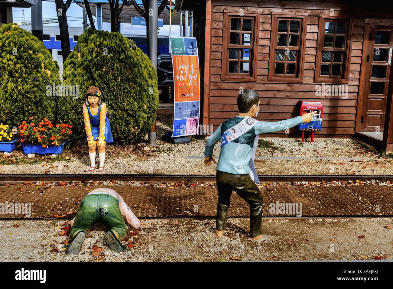 Gunsan, Corea del Sud, 3 novembre 2020: Statue di bambini in varie posizioni vicino ai binari del treno a Gyeongamdong Railroad Town. Artista sconosciuto, Asia Foto Stock