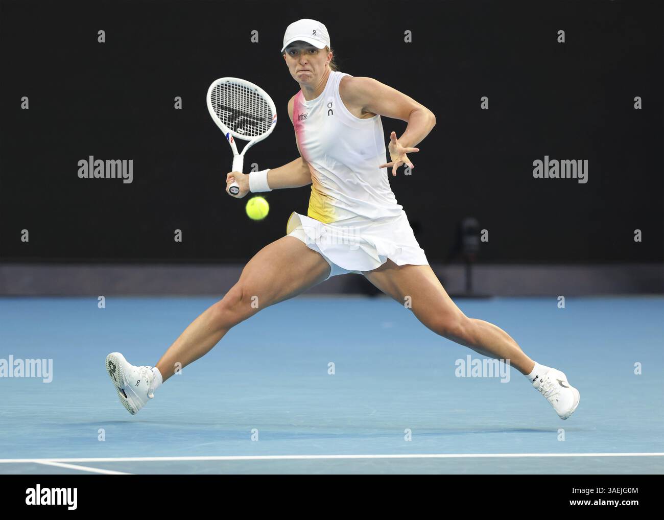 Il tennista polacco IgA Swiatek che gioca un tiro in fronte all'Australian Open 2025 Tournament, Melbourne Park, Melbourne, Victoria, Australia, oceano Foto Stock