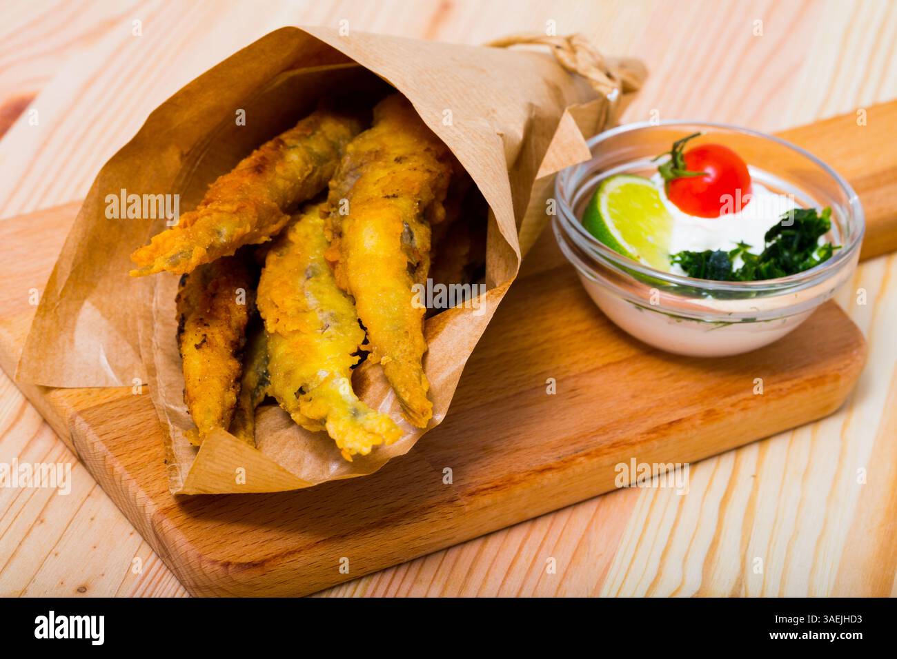 Acciughe fritte con salsa cremosa al formaggio Foto Stock