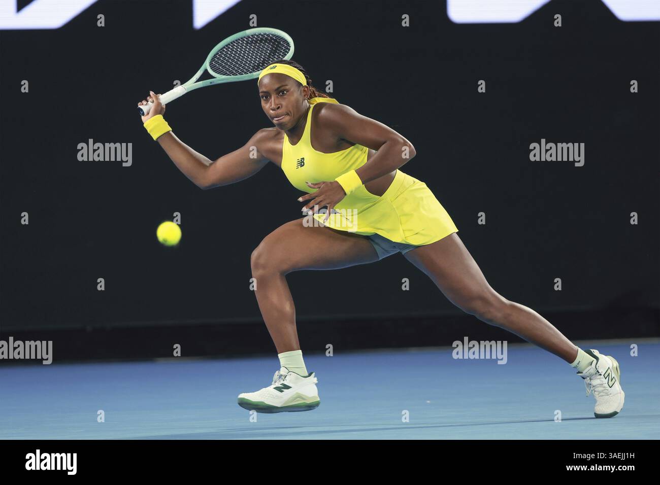 Il tennista americano Coco Gauff (USA) gioca un tiro in fronte all'Australian Open 2025 Tournament, Melbourne Park, Melbourne, Victoria, Australia Foto Stock